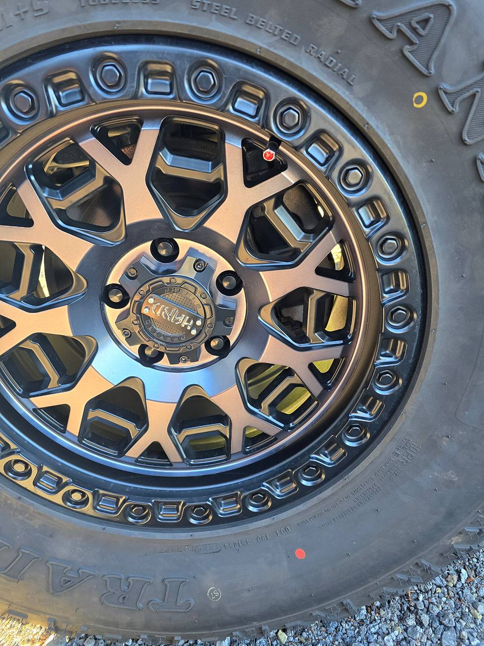 Jeep Gladiator yellow and red dots on tires all over 20240909_181616