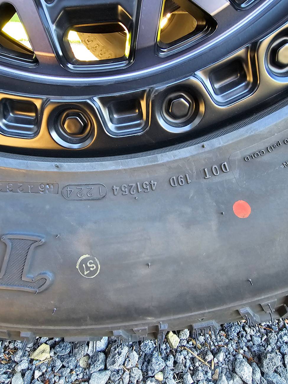 Jeep Gladiator yellow and red dots on tires all over 20240909_181620