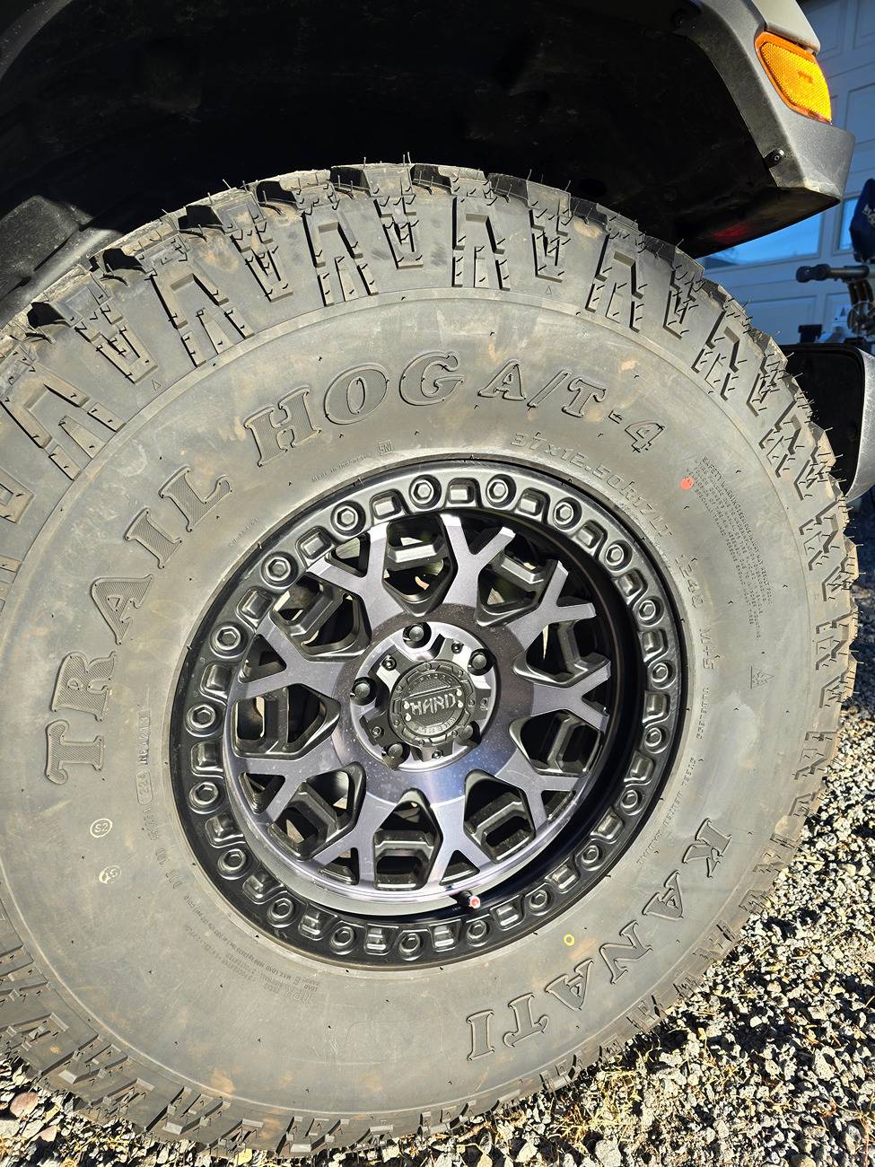 Jeep Gladiator yellow and red dots on tires all over 20240909_181641