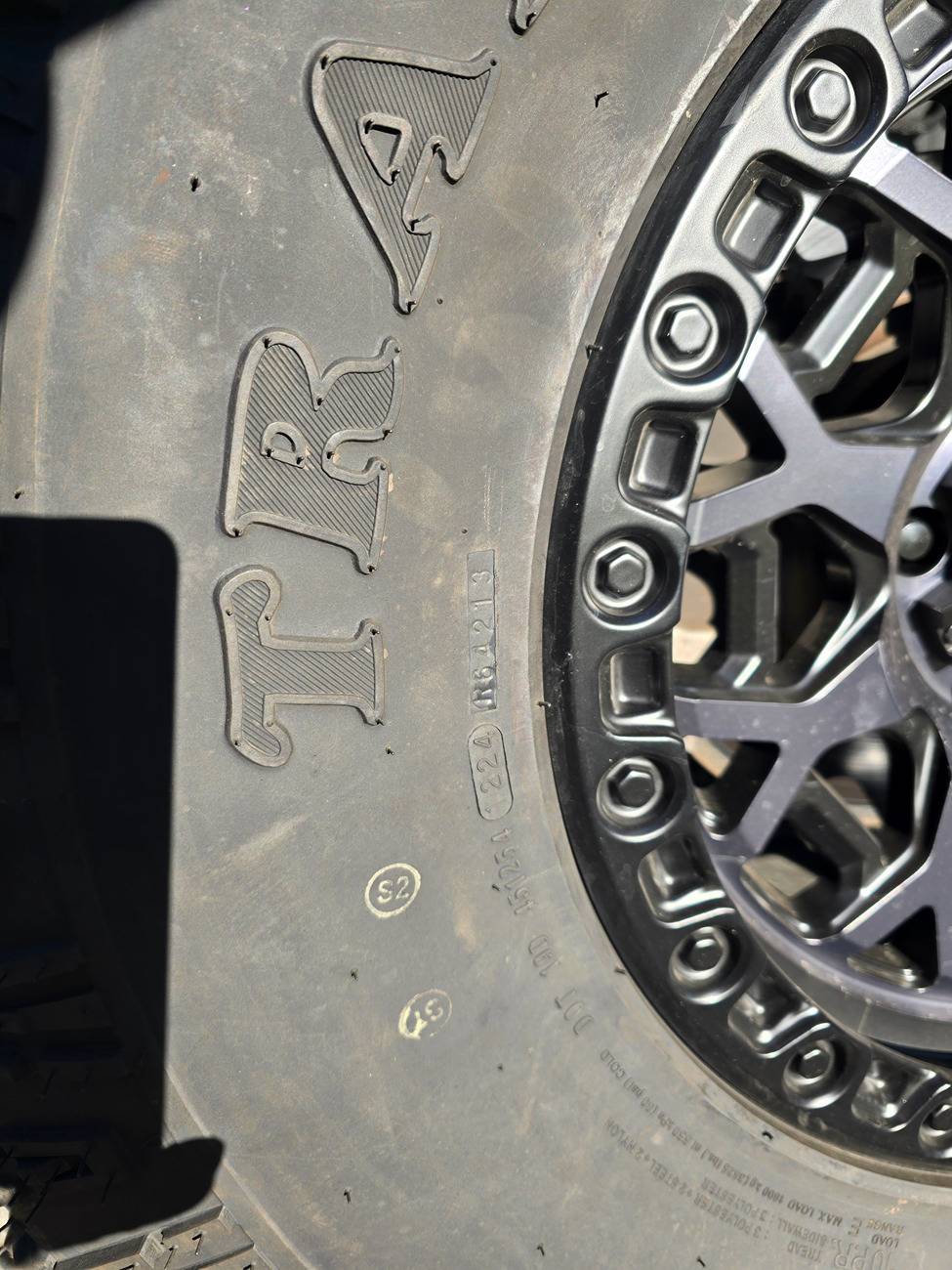 Jeep Gladiator yellow and red dots on tires all over 20240909_181645