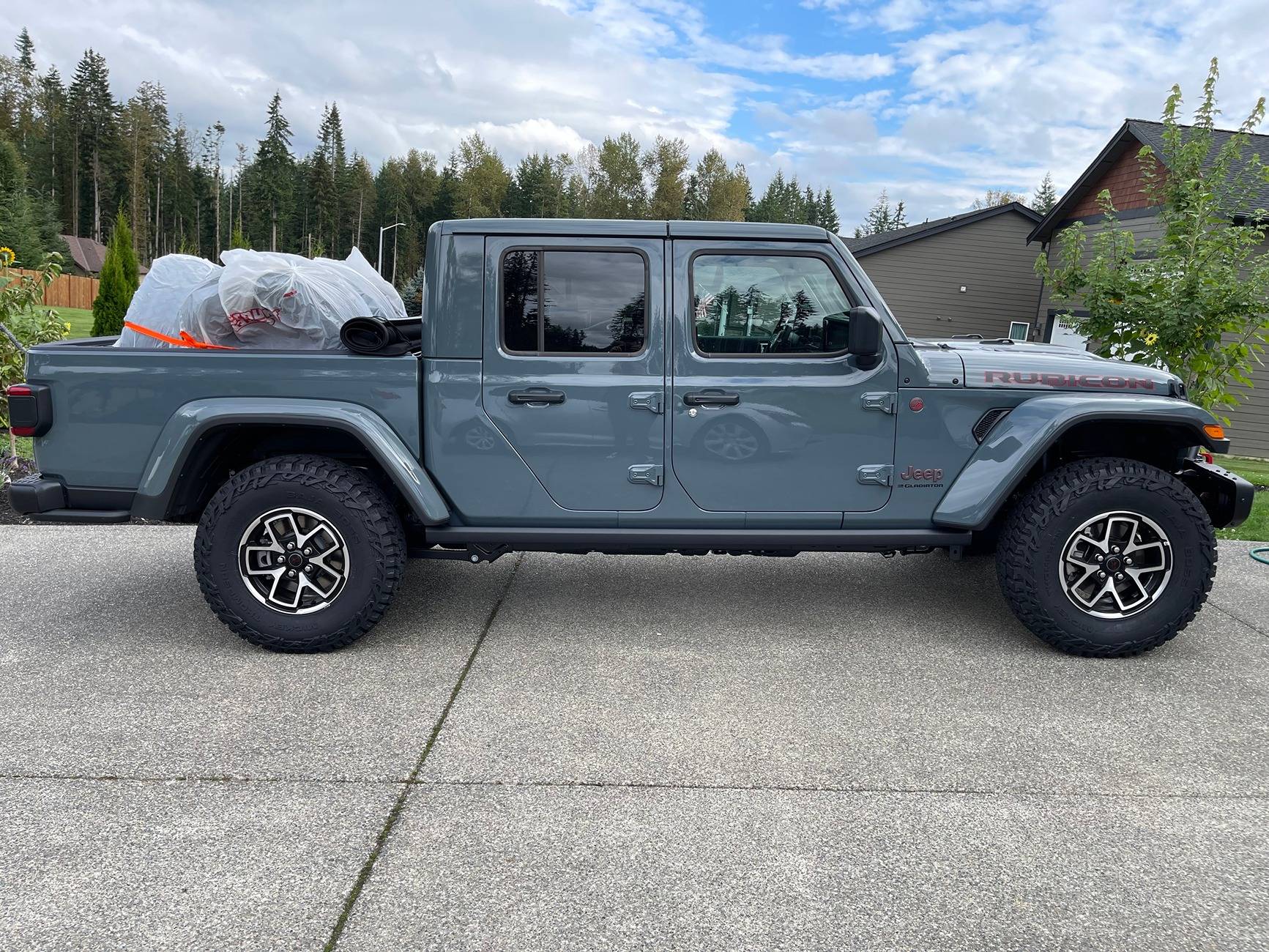 Jeep Gladiator Mickey Thompson Baja Boss AT 255/85/17 (35" Pizza Cutters). IMG_4797
