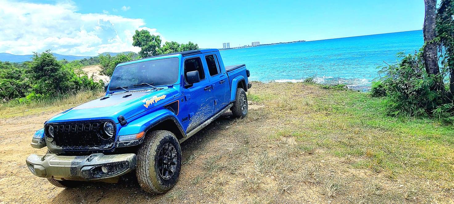 Jeep Gladiator At the beach e58edb4b-9b81-41fd-a067-244b910fc45c