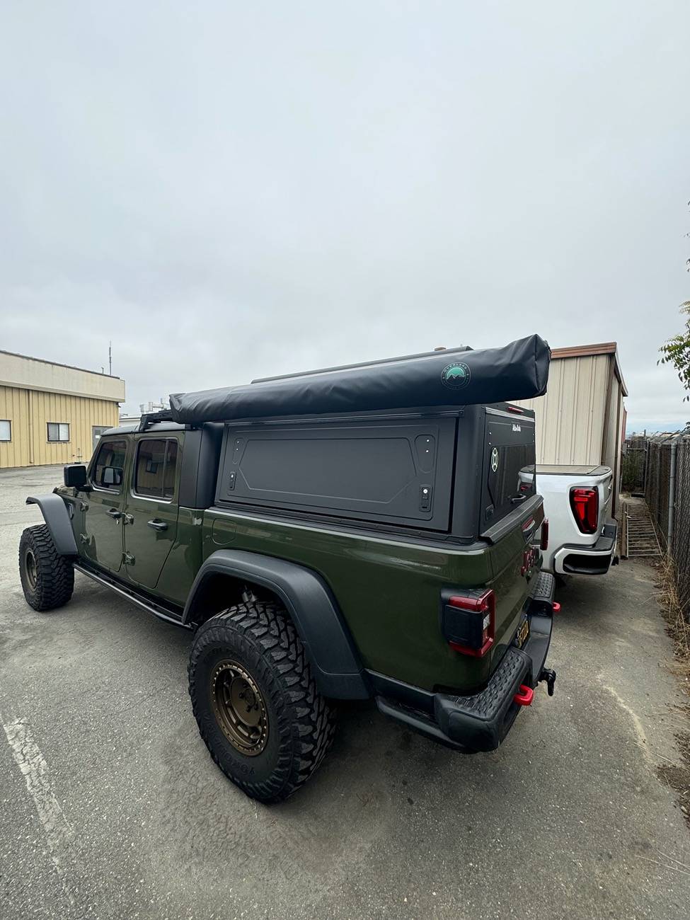 Jeep Gladiator Alu-Cab Contour Canopy Roll Call - not Camper IMG_1790