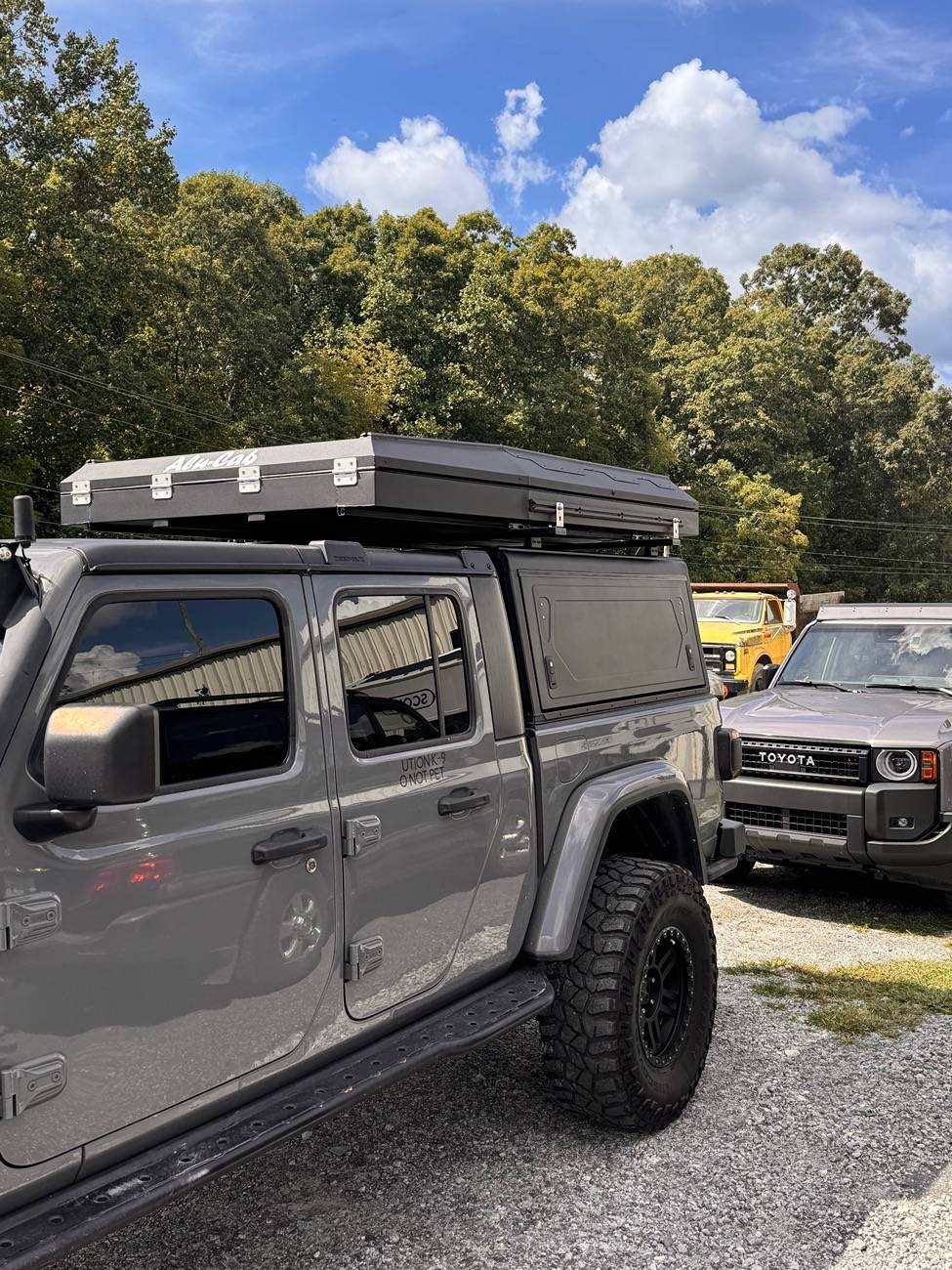 Jeep Gladiator Alu-Cab Contour Canopy Roll Call - not Camper IMG_1354