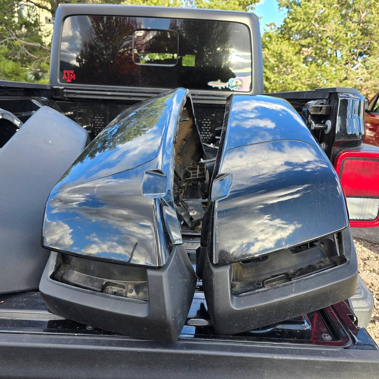 Jeep Gladiator JTR front chopped fenders with brackets. JTW black painted fenders all four. 20240923_173330