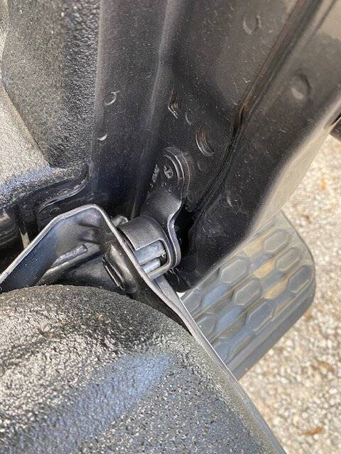 Jeep Gladiator Tailgate hinge lock plate? IMG_8432.JPG