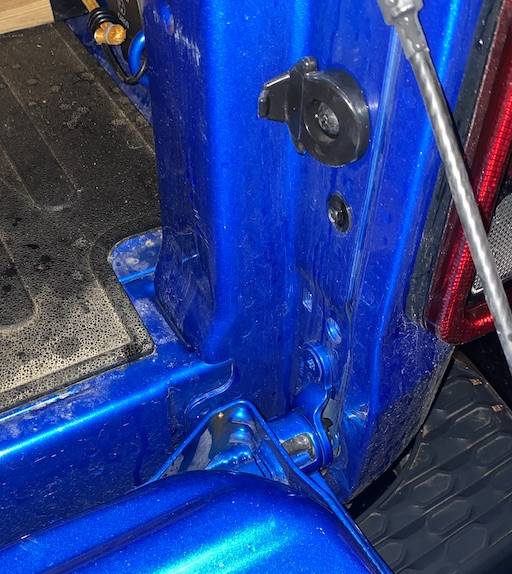 Jeep Gladiator Tailgate hinge lock plate? IMG_4084.JPG