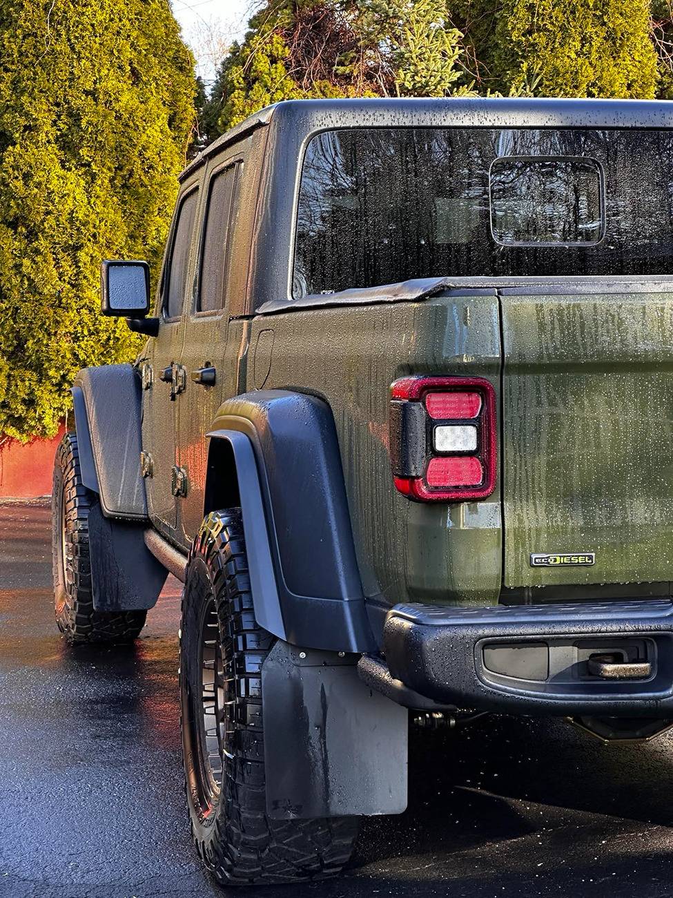 Jeep Gladiator Can anyone ID the size of these RokBlokz mudflaps? 428374673_1800764787071191_4210910127972035182_n