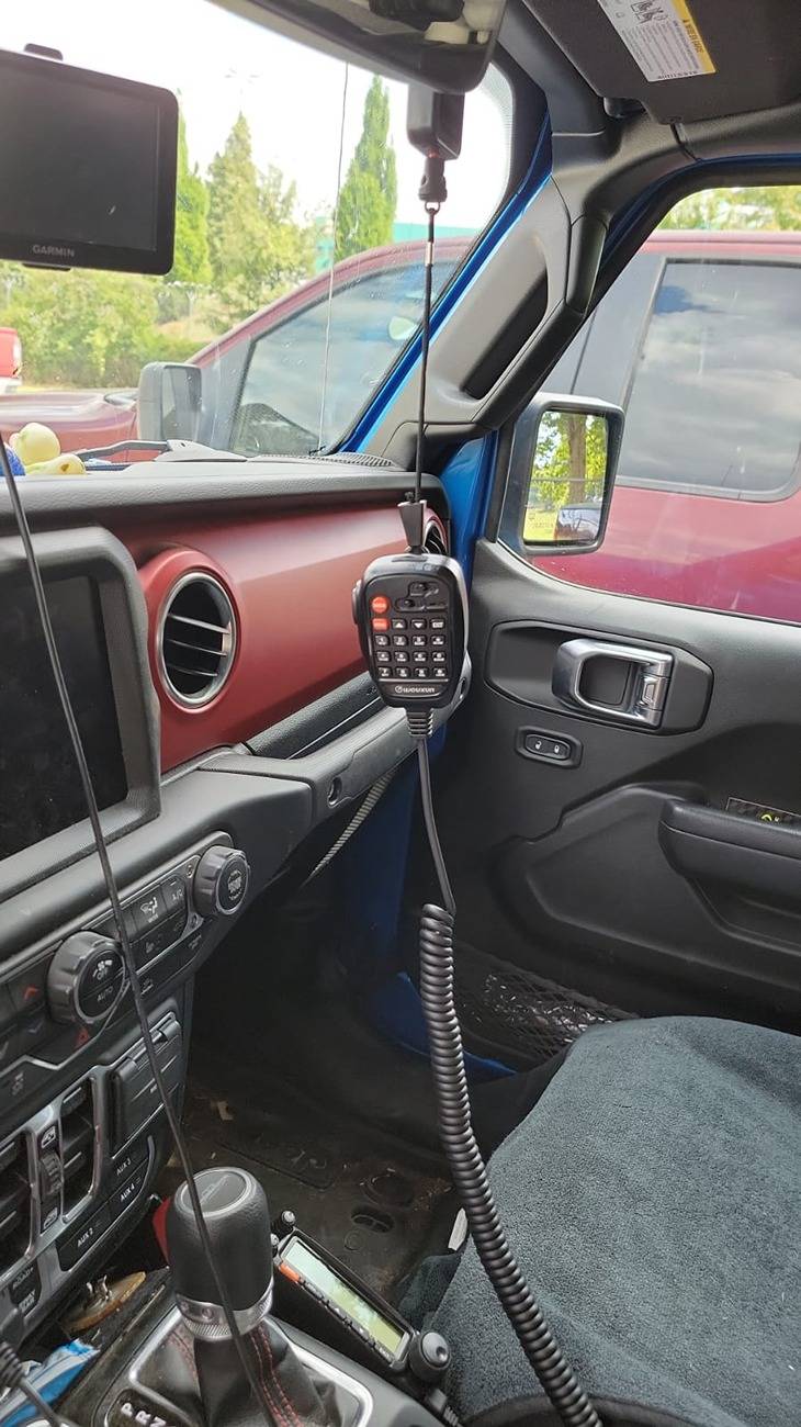 Jeep Gladiator MY GMRS radio build and installation. RADIO-INSIDE-CAB