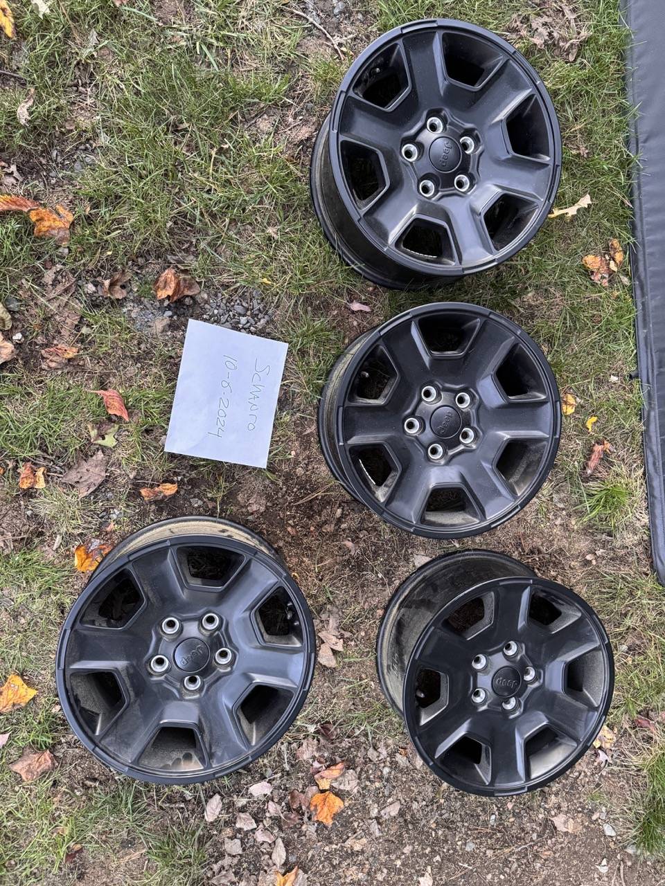Jeep Gladiator Four Mojave OEM wheels wheel_outside Lar