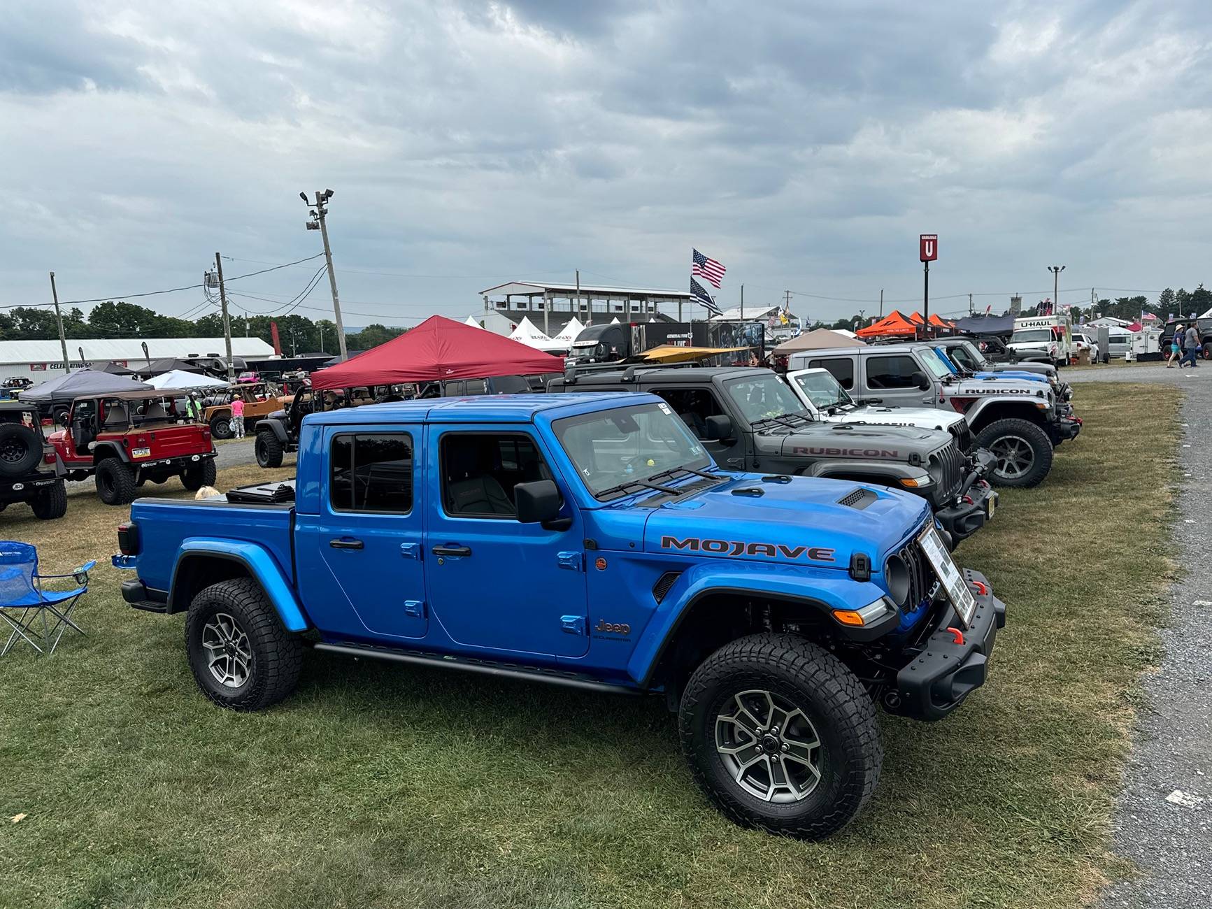 Jeep Gladiator Side steps on rock rails 74317699531__DF68271C-19CA-4DAD-9902-227E1FA4AD31