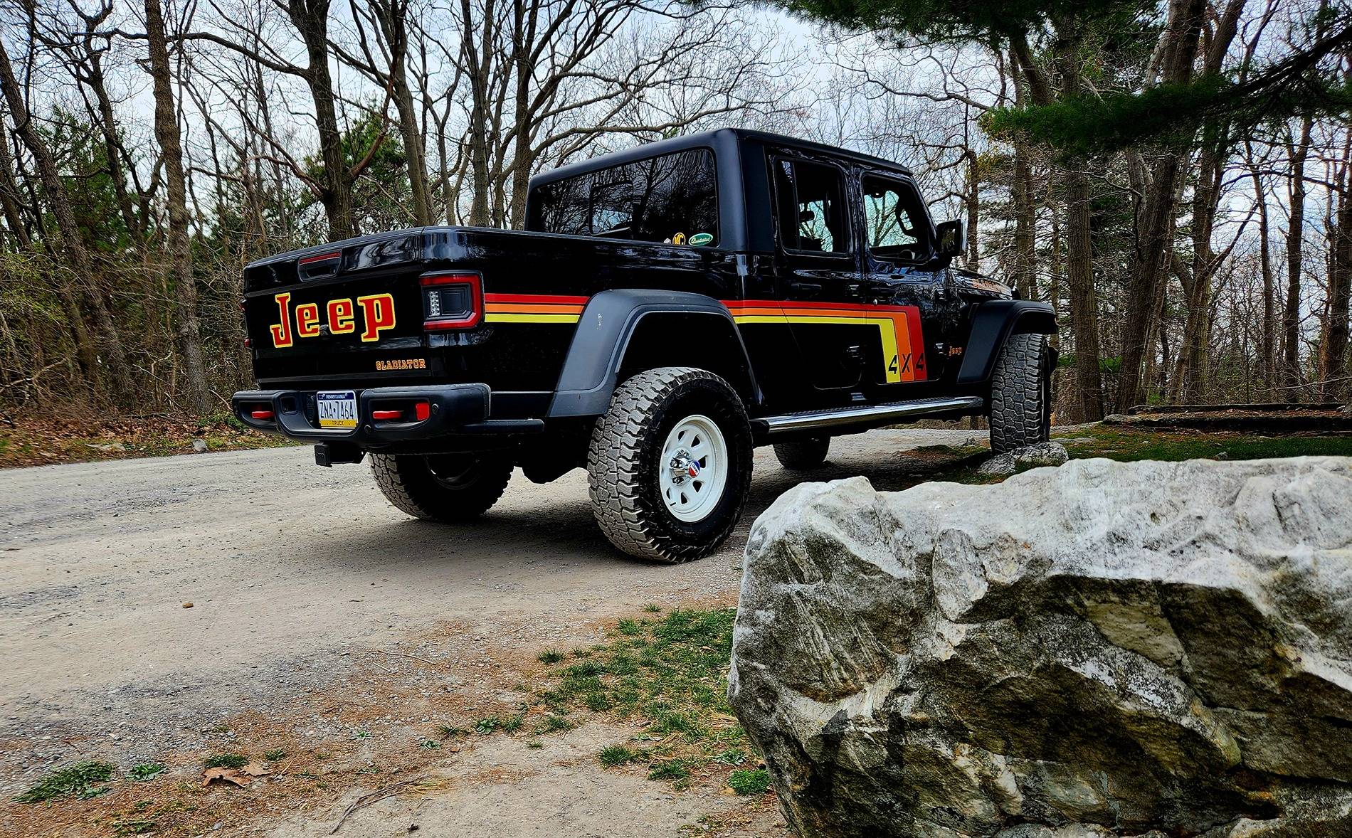 Jeep Gladiator Black JT with white retro CJ wheels, any pics? 20230414_144024