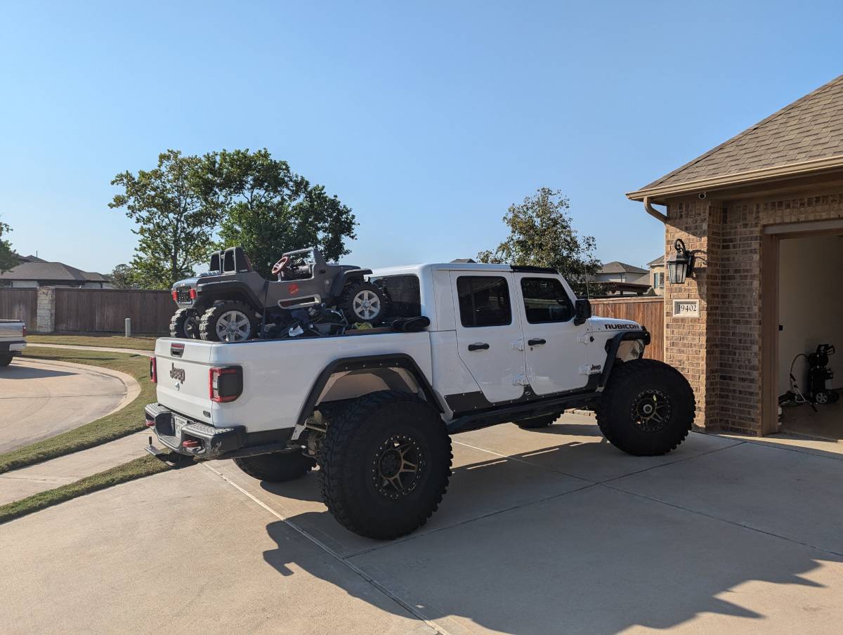 Jeep Gladiator |dev|urandom PXL_20241011_212327744