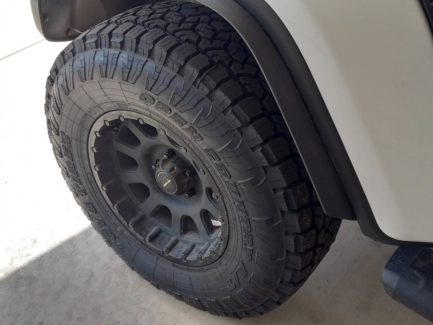 Jeep Gladiator 285/75/17s installed 20240827_113035
