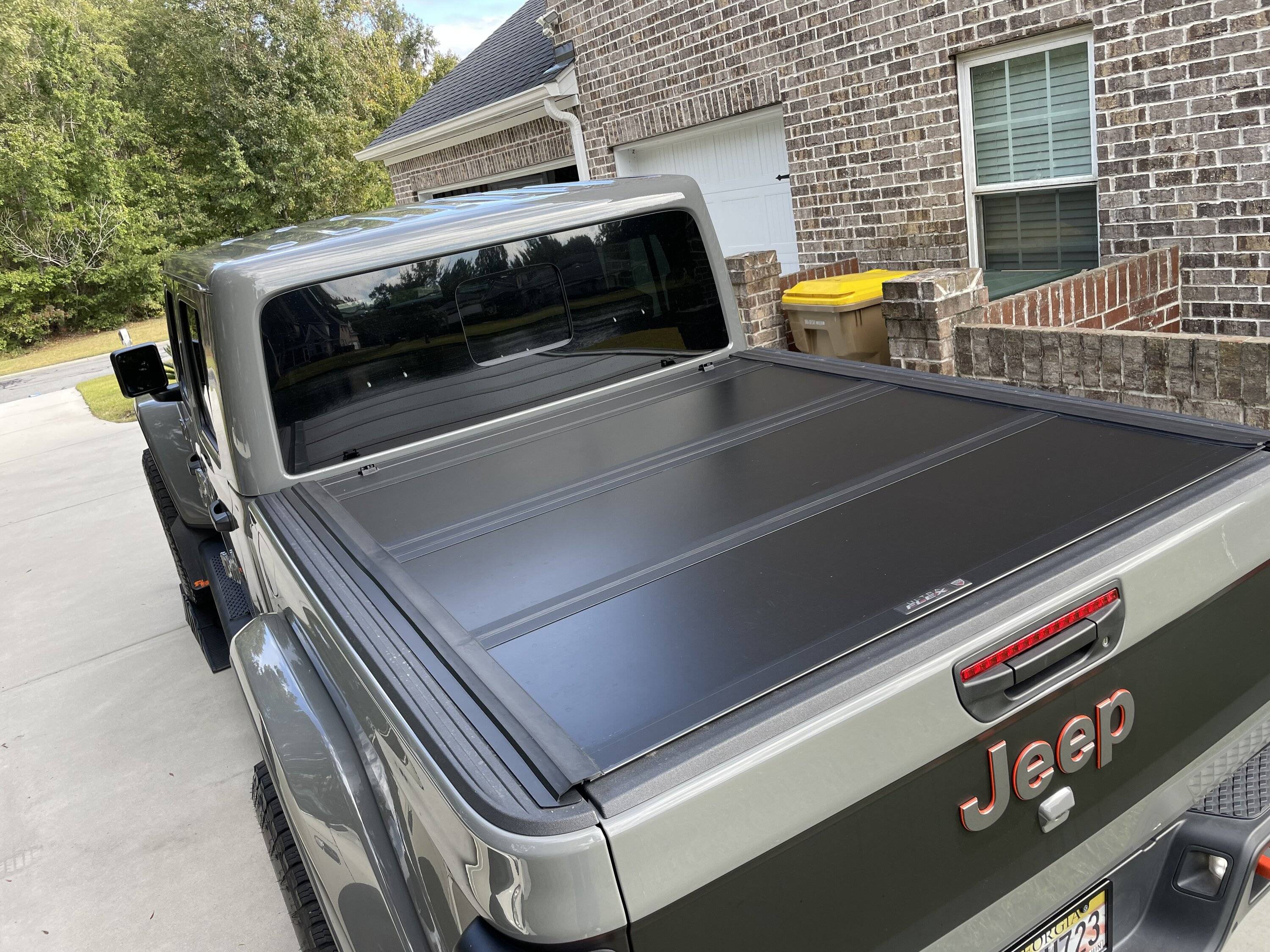Jeep Gladiator $750 UnderCover Ultra Flex Tonneau Cover IMG_3015