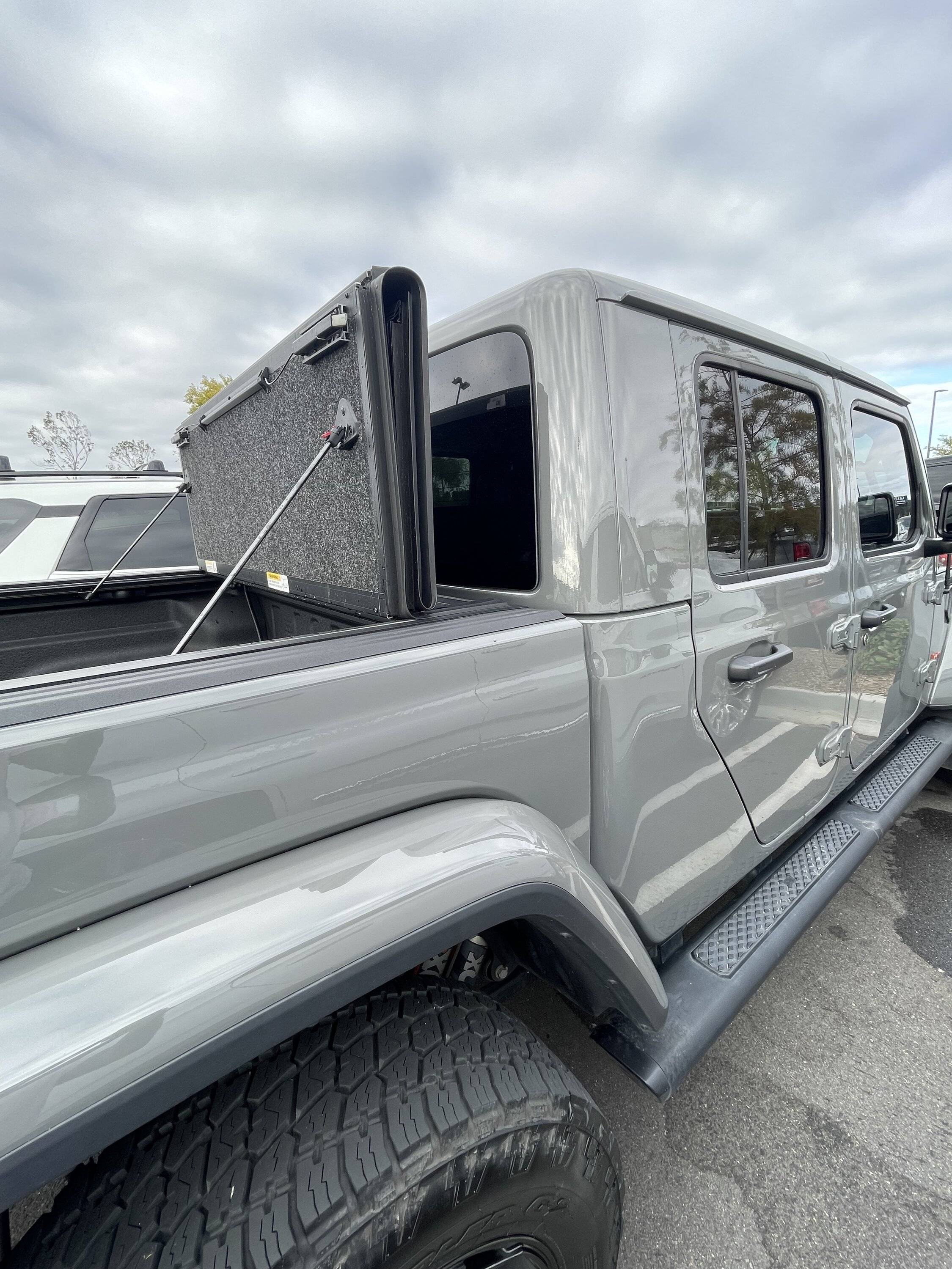 Jeep Gladiator $750 UnderCover Ultra Flex Tonneau Cover IMG_3018