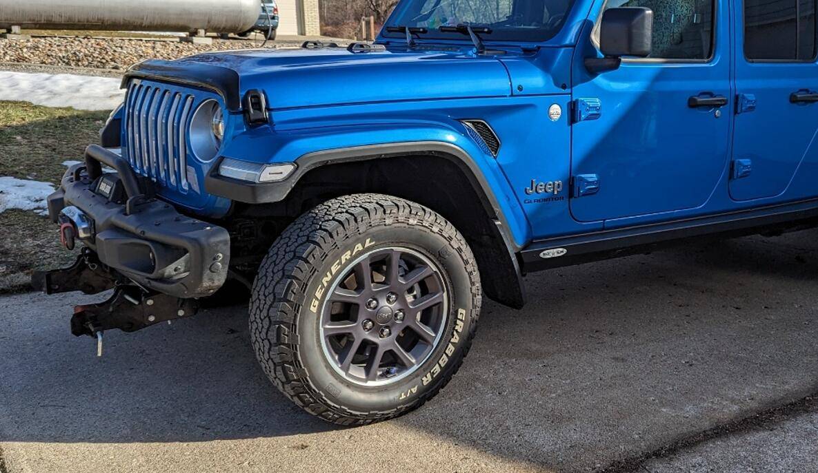 Jeep Gladiator Raised white letters or BSW? 1730472131944-06