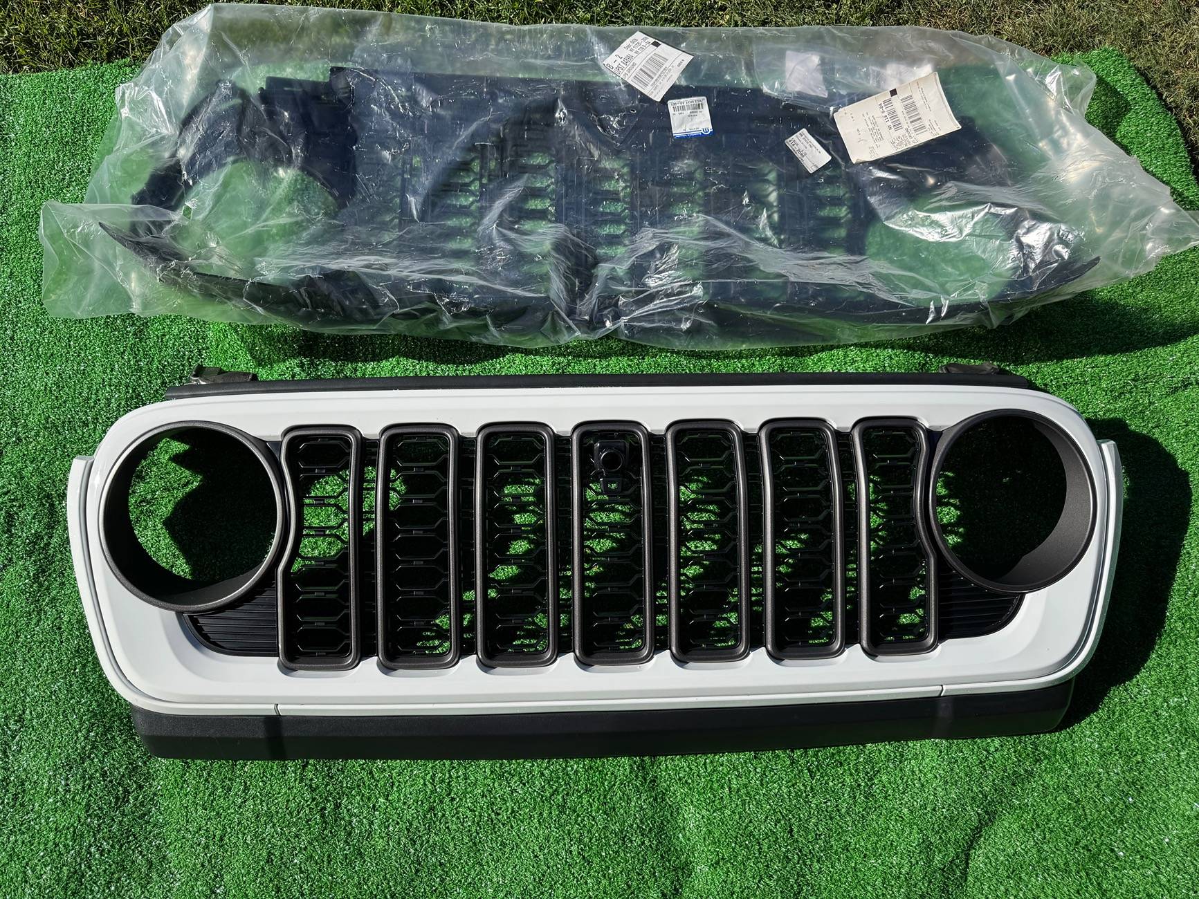 Jeep Gladiator 2024 Bright white grille IMG_9056