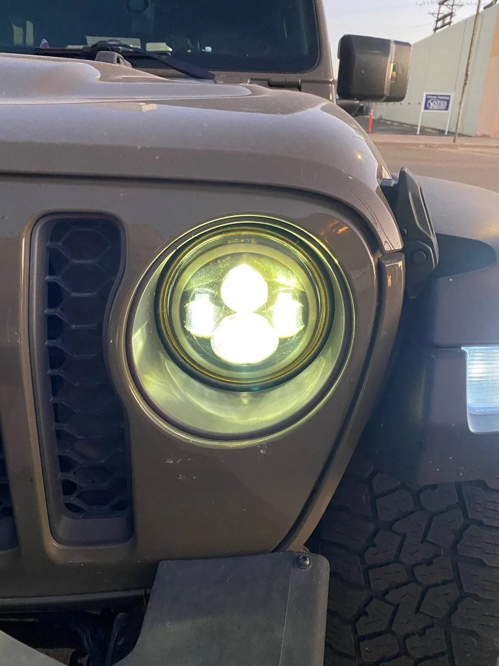 Jeep Gladiator Dim bright lights IMG_9003