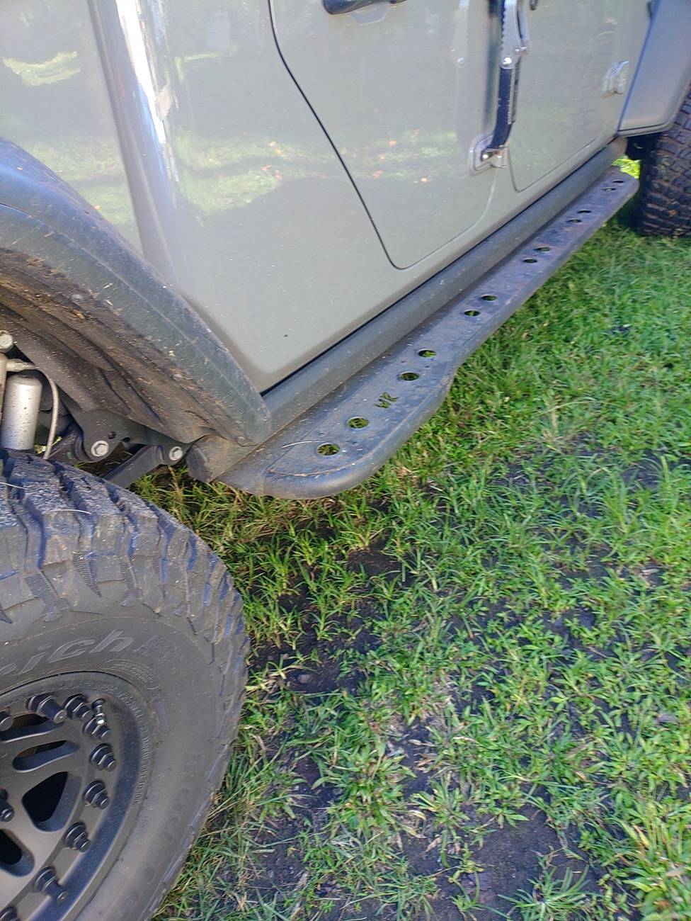 Jeep Gladiator White Knuckle Sliders with Rocker Guards or with Rubi Rails Lucy - Ps R.JPG