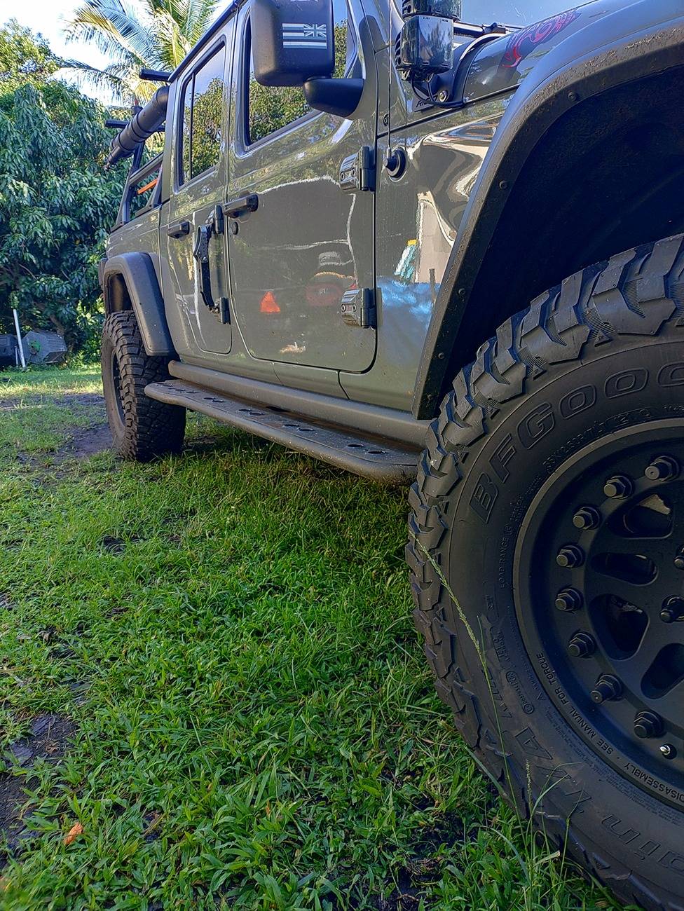 Jeep Gladiator White Knuckle Sliders with Rocker Guards or with Rubi Rails Lucy - Ps Fr.JPG
