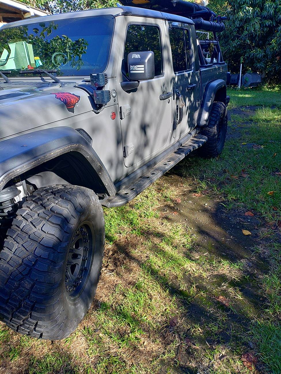 Jeep Gladiator White Knuckle Sliders with Rocker Guards or with Rubi Rails Lucy - Dr Fr.JPG