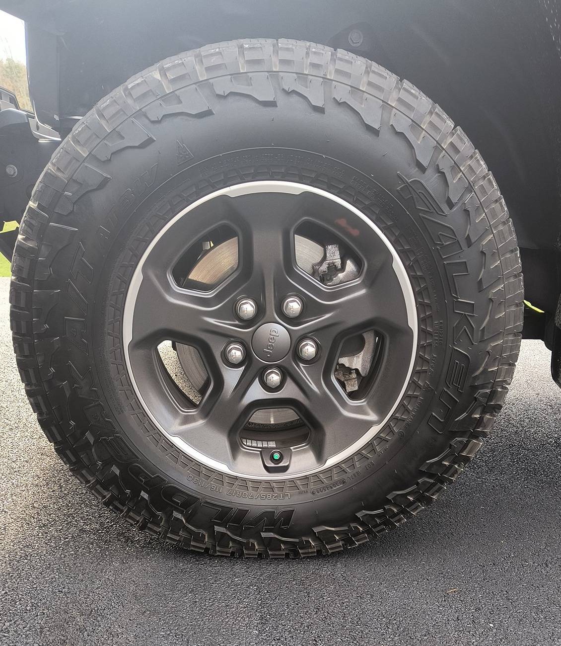 Jeep Gladiator 2023 Rubicon wheels with Falken Wildpeak AT 33 inch tires. No tpms IMG_20241107_132731437