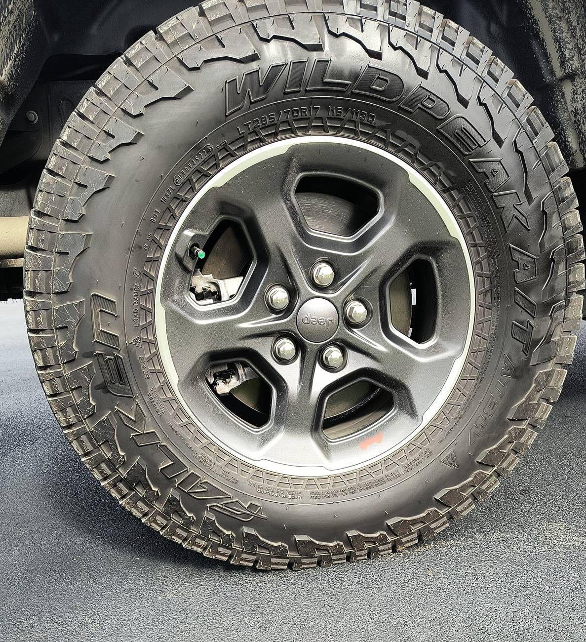 Jeep Gladiator 2023 Rubicon wheels with Falken Wildpeak AT 33 inch tires. No tpms IMG_20241107_132813944