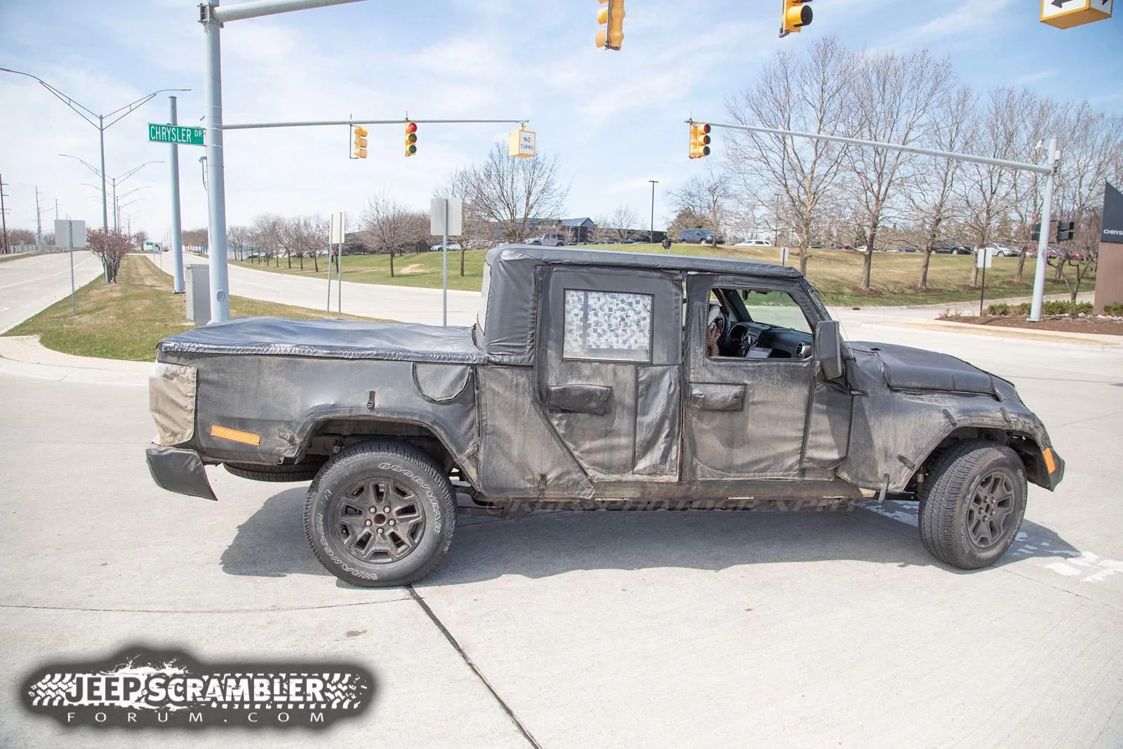 Jeep Gladiator Jeep Gladiator pickup spied close-up, with first interior look JeepScrambler.int13.KGP.ed