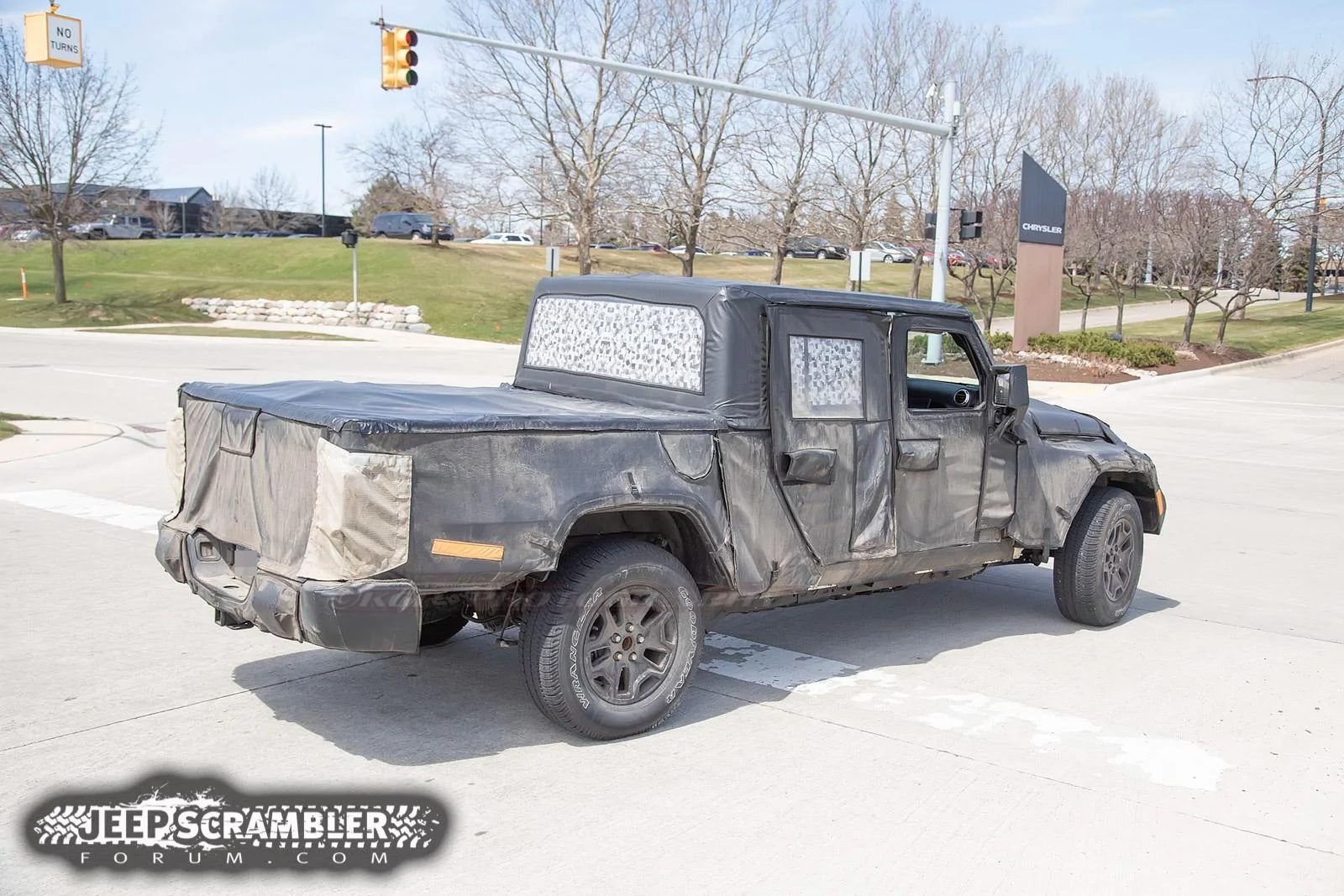 Jeep Gladiator Jeep Gladiator pickup spied close-up, with first interior look JeepScrambler.int14.KGP.ed
