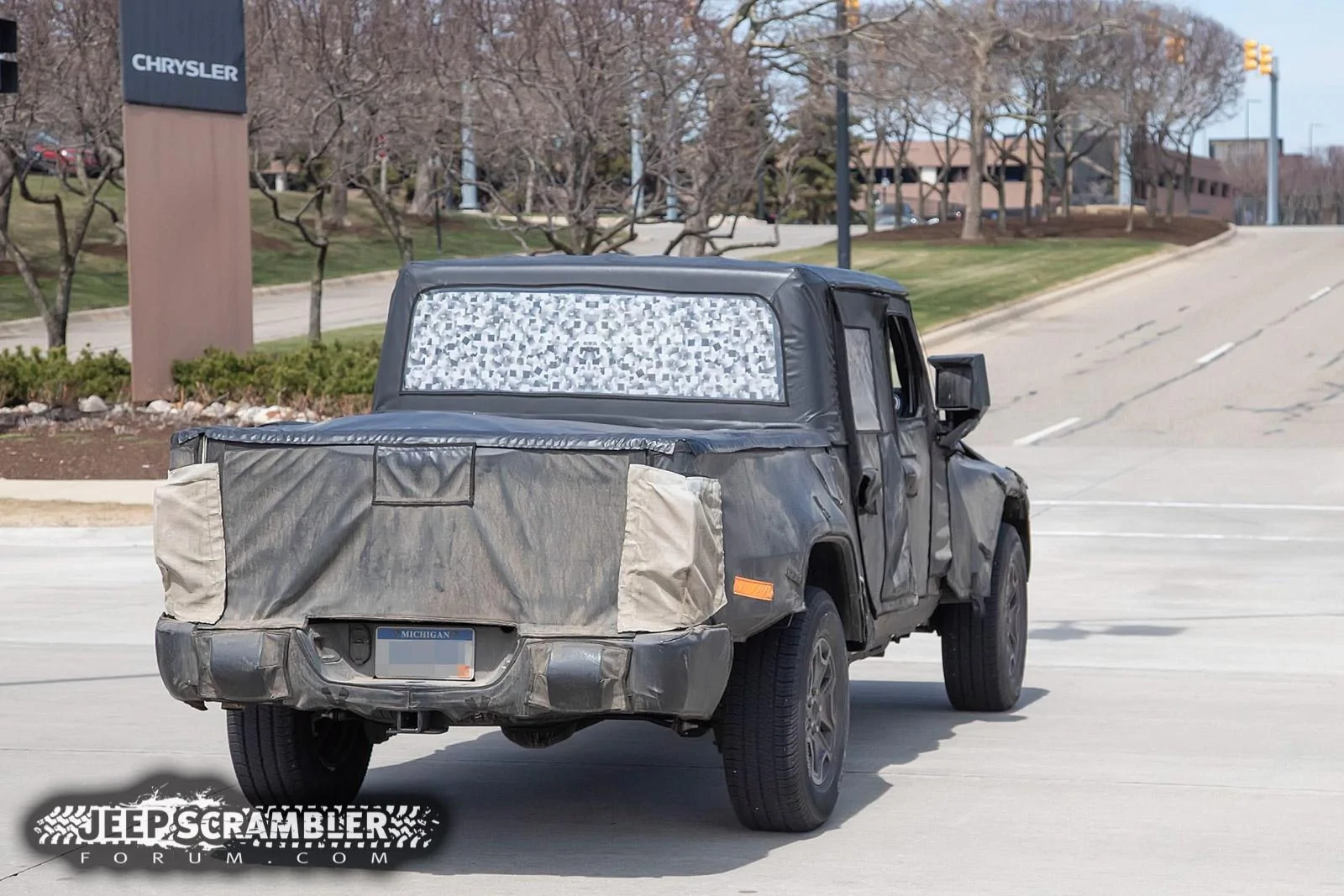 Jeep Gladiator Jeep Gladiator pickup spied close-up, with first interior look JeepScrambler.int15.KGP.ed