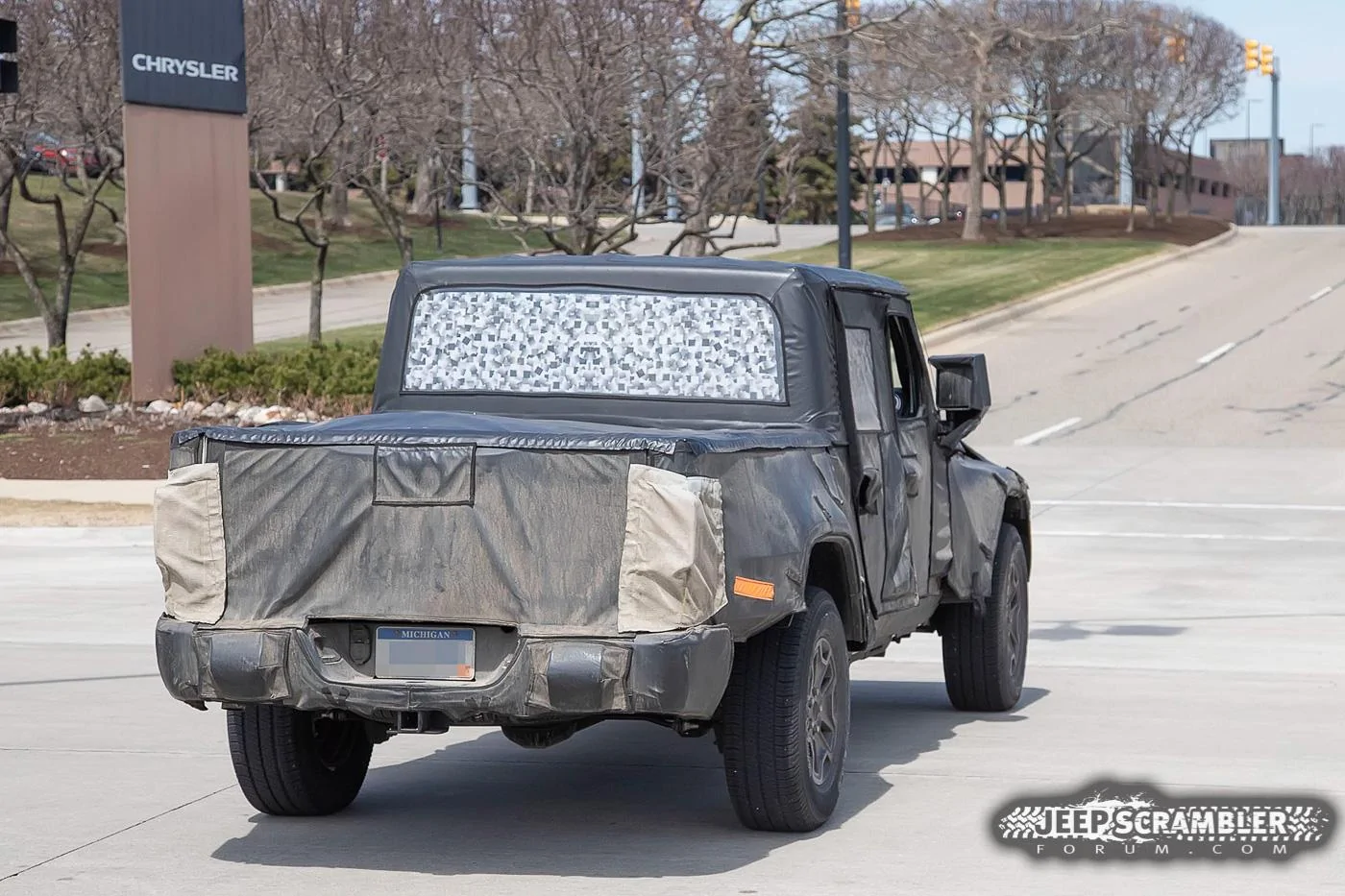 Jeep Gladiator 2020 JT Scrambler Begins Undressing, Showing Partial Grille and Lights 2019-JT-Jeep-Scrambler-Pickup-Truck-Grille-Headlights15