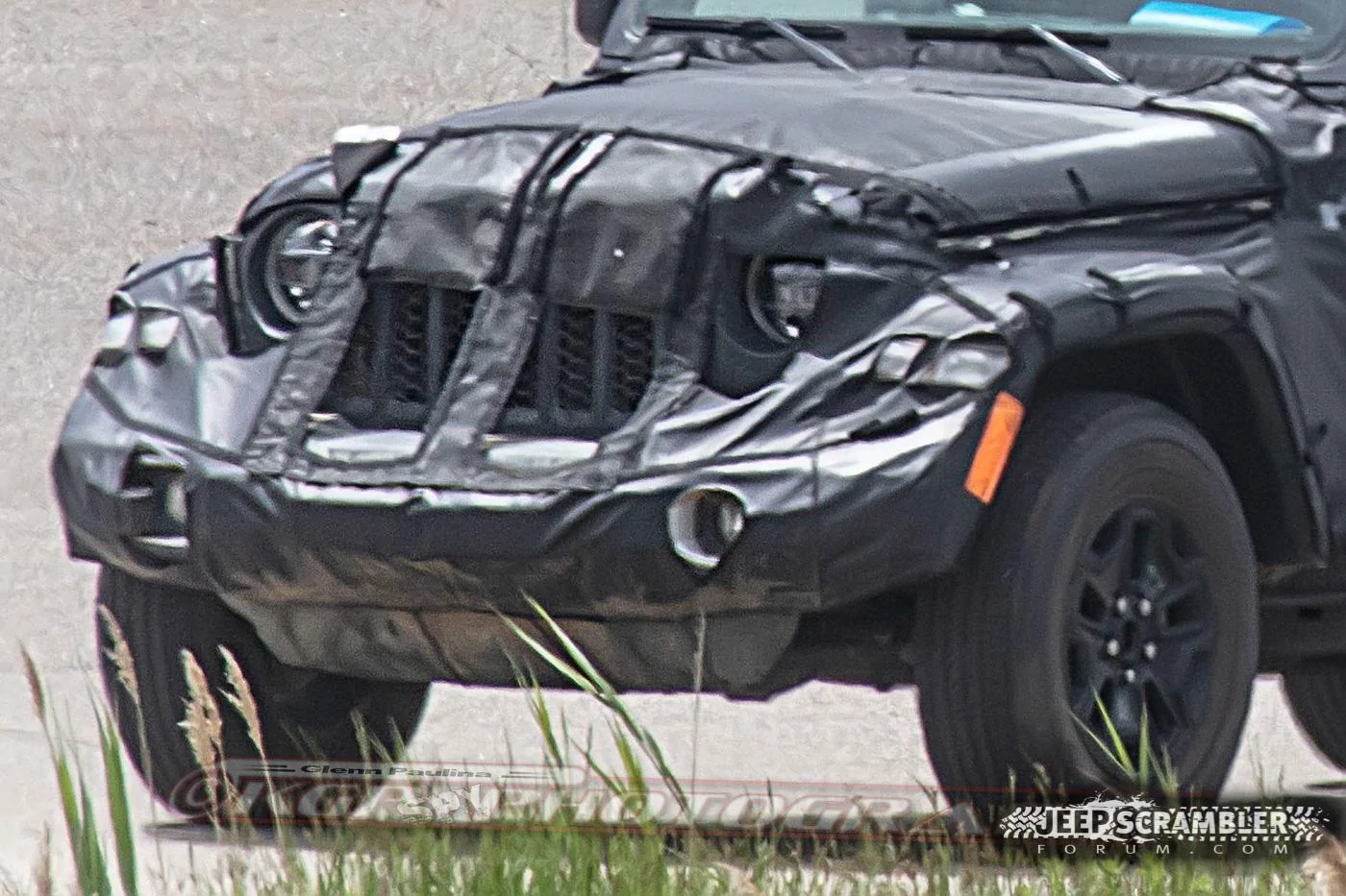 Jeep Gladiator 2020 JT Scrambler Begins Undressing, Showing Partial Grille and Lights 2019-JT-Jeep-Scrambler-Pickup-Truck-Grille-Headlights18