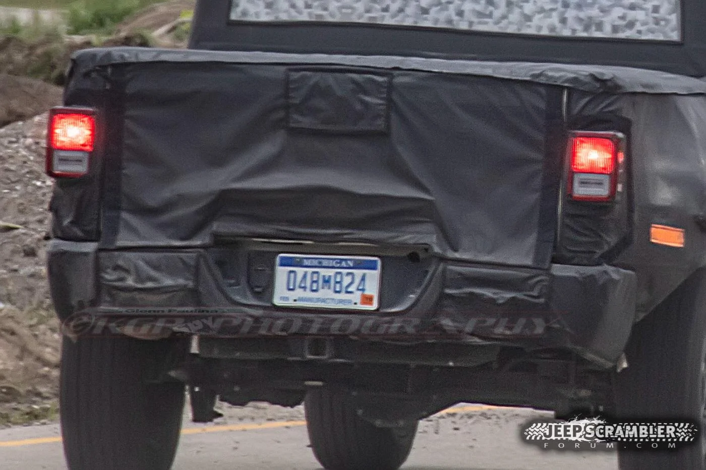 Jeep Gladiator 2020 JT Scrambler Begins Undressing, Showing Partial Grille and Lights 2019-JT-Jeep-Scrambler-Pickup-Truck-Grille-Headlights22