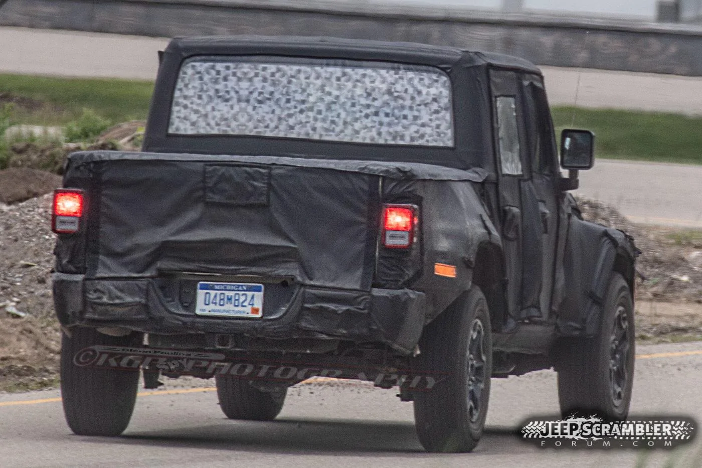 Jeep Gladiator 2020 JT Scrambler Begins Undressing, Showing Partial Grille and Lights 2019-JT-Jeep-Scrambler-Pickup-Truck-Grille-Headlights23