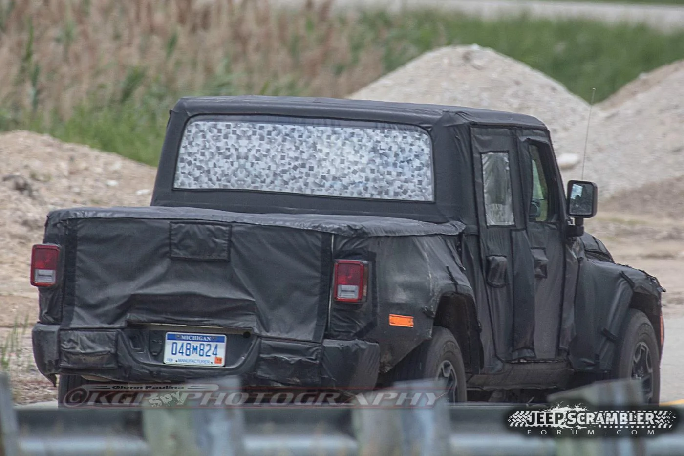 Jeep Gladiator JT Cab Spy Shot 2019-jt-jeep-scrambler-pickup-truck-grille-headlights20-jpg