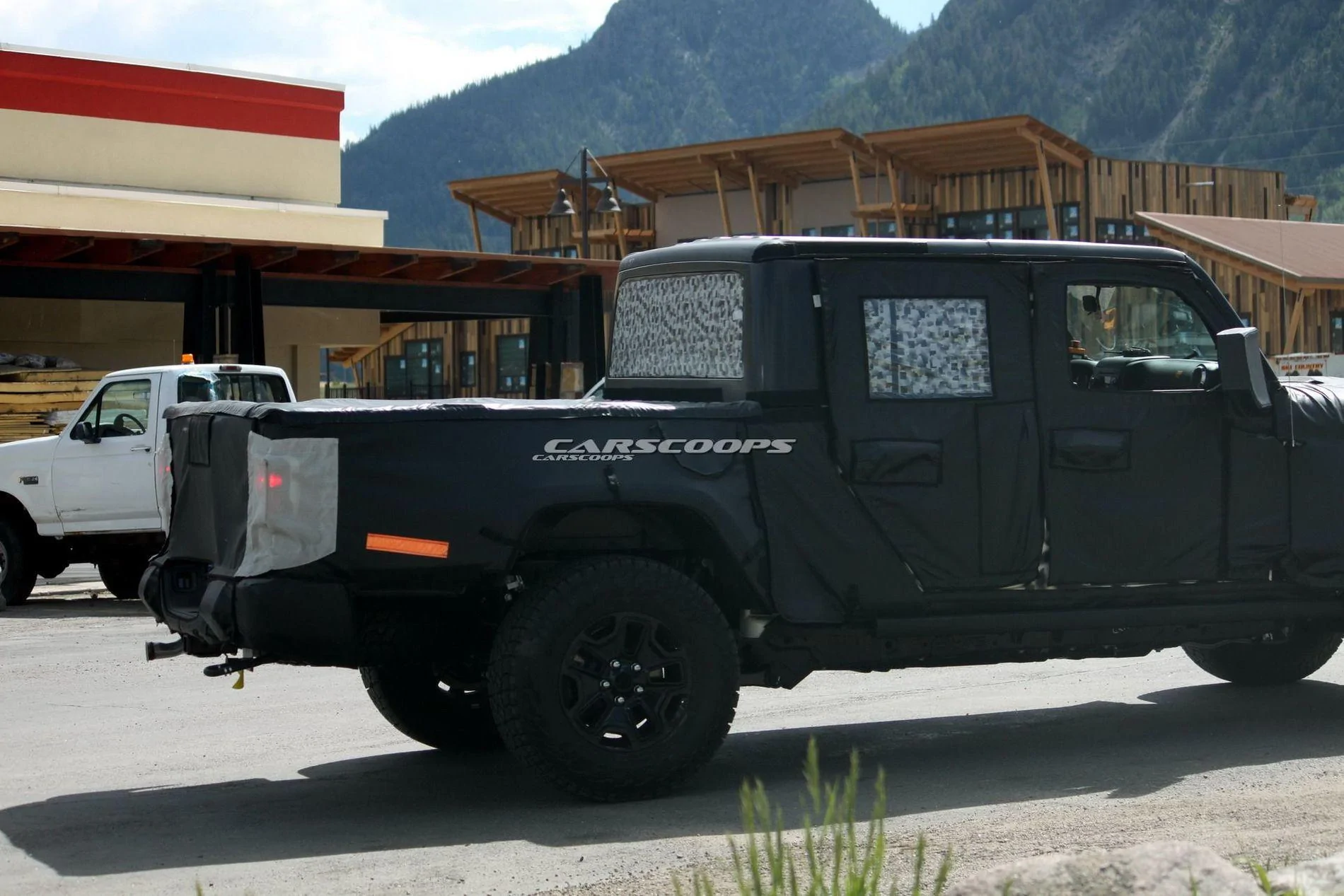 Jeep Gladiator Jeep Gladiator Pickup Truck (JT) Spy Pics and Videos! Jeep-Wrangler-Pickup-Scrambler-26