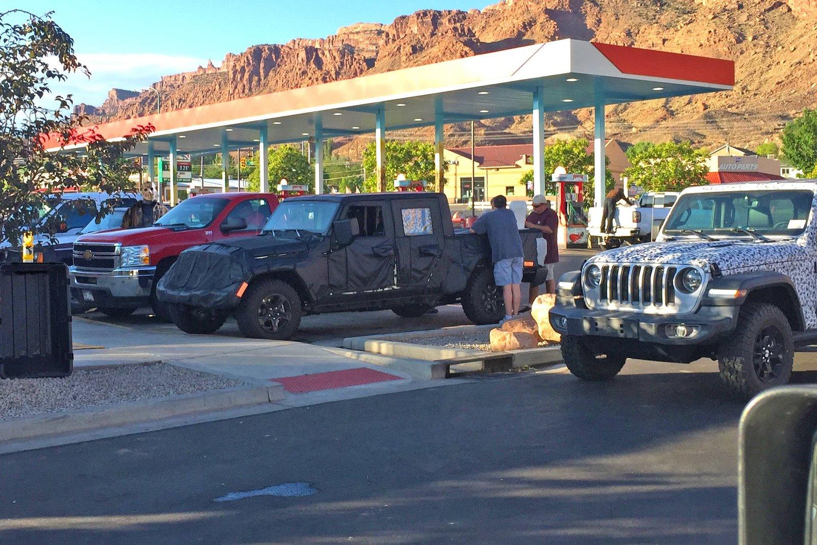 Jeep Gladiator Jeep Gladiator Pickup Truck (JT) Spy Pics and Videos! 37048487_10155334077181193_6665533615528476672_o