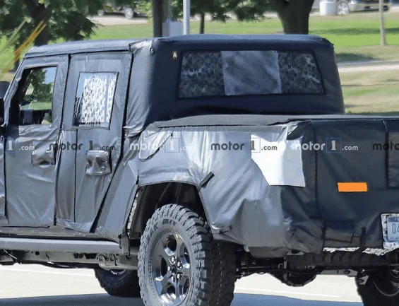 Jeep Gladiator JT spotted with new interior upload_2018-9-4_10-51-3