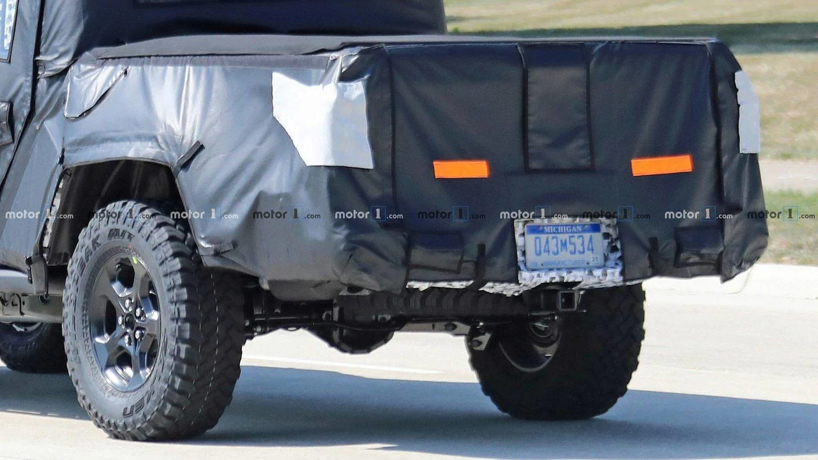Jeep Gladiator JT spotted with new interior jeep-scrambler-spy-photo