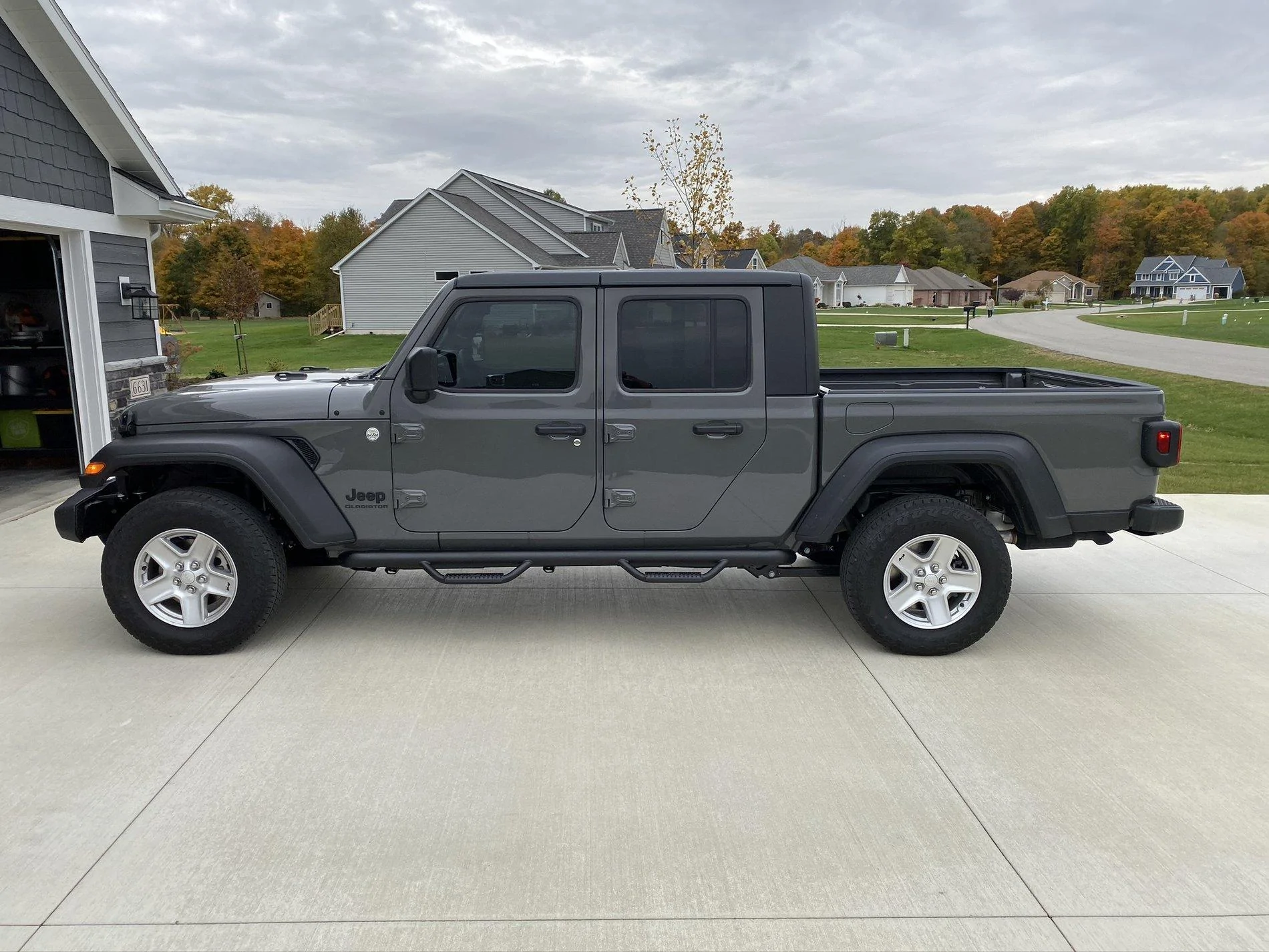 Jeep Gladiator Rough Country Nerf Steps 2FA15339-3720-4D39-B409-CAE8A029A142