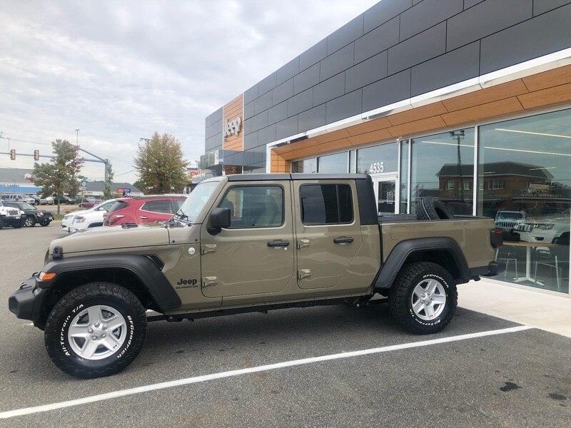 Jeep Gladiator Spotted: GATOR vs GOBI Gladiator! image951