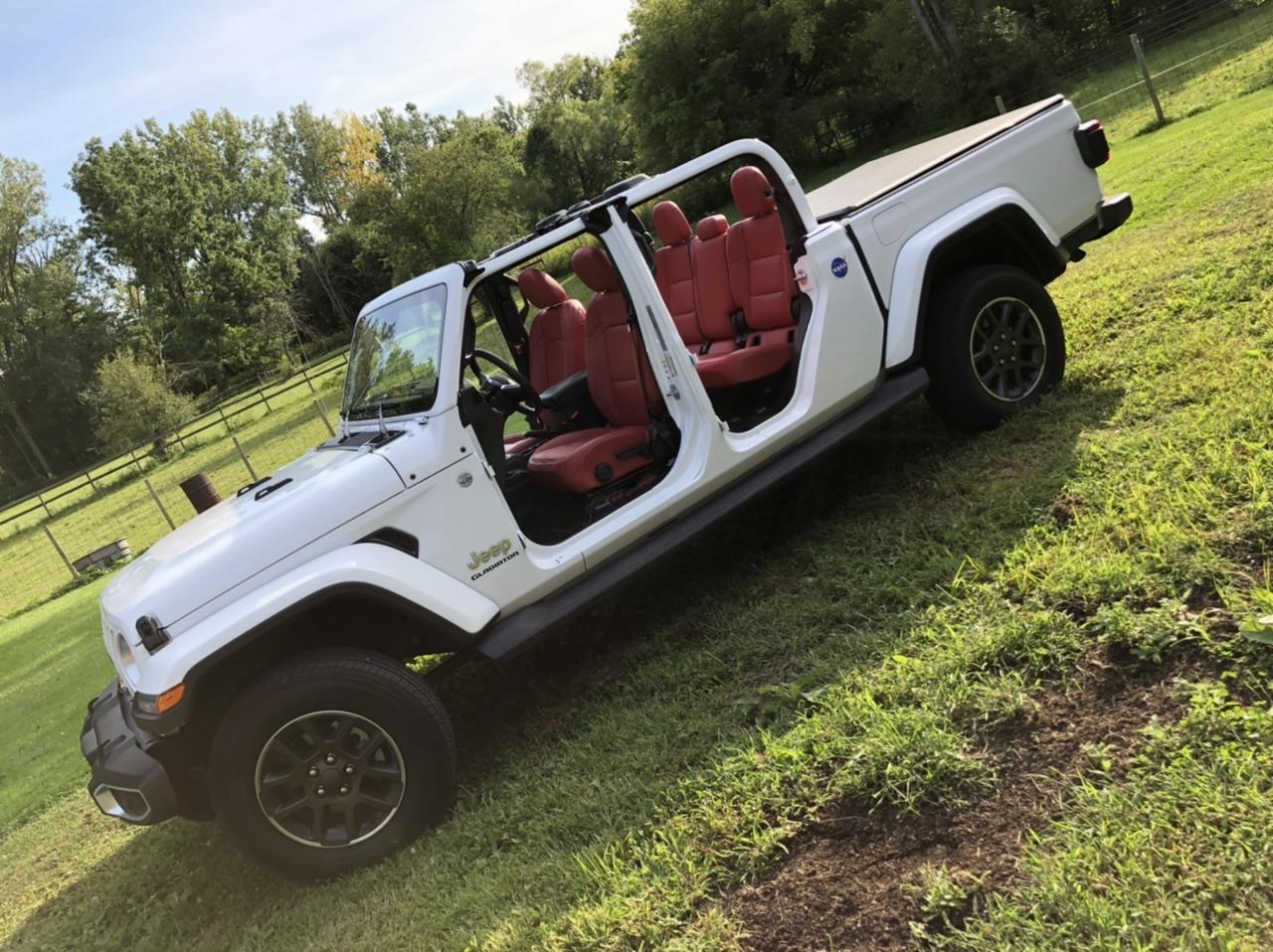 Jeep Gladiator My Red Leather Interior 6AA628C4-CECC-444E-A79E-5D4725FC5FF5