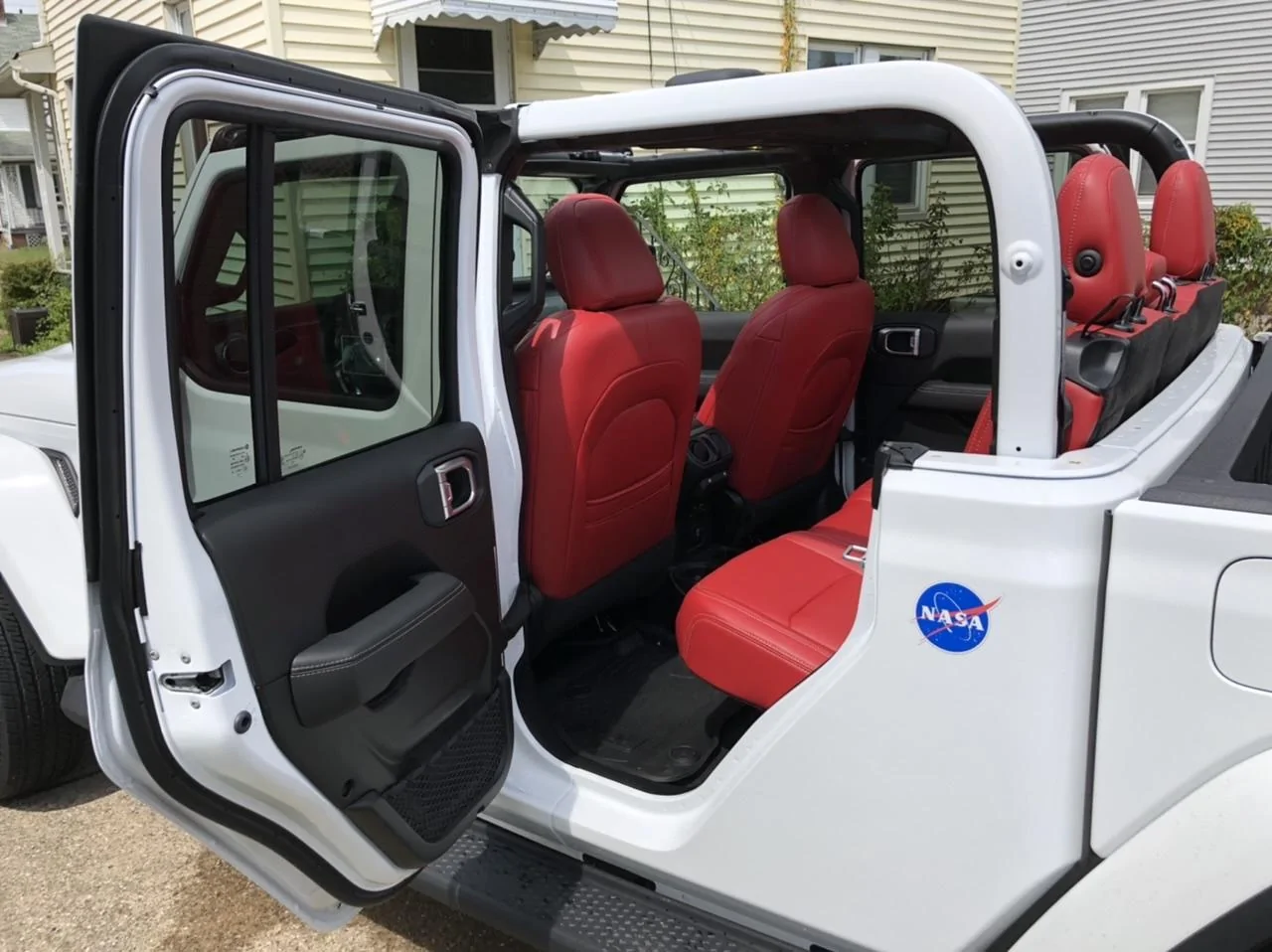 Jeep Gladiator My Red Leather Interior 64270642-D8EB-4361-A1B8-EF89C80AA8D3
