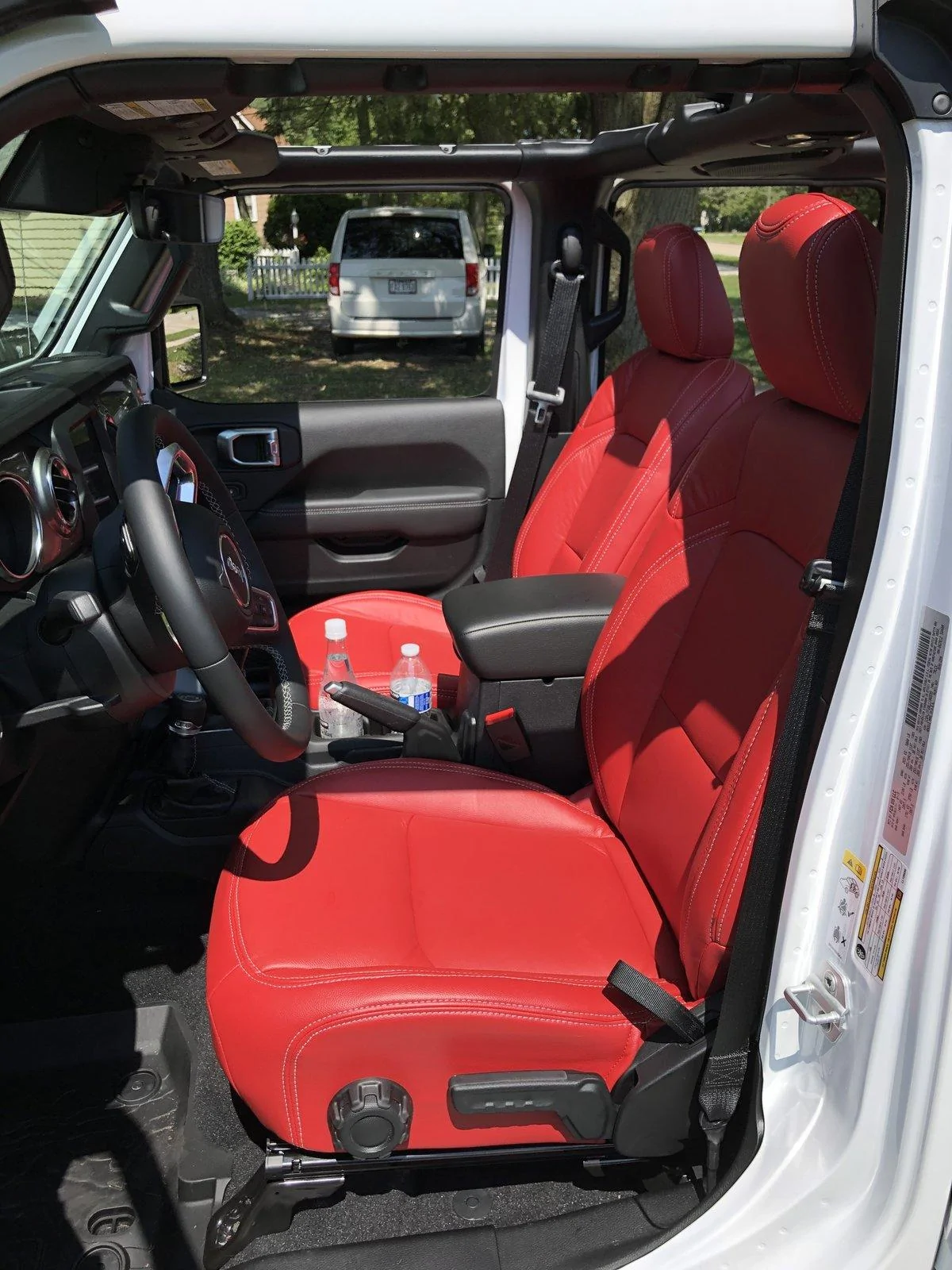 Jeep Gladiator My Red Leather Interior 0BA43589-348A-4AFD-9B97-A2CC88253224
