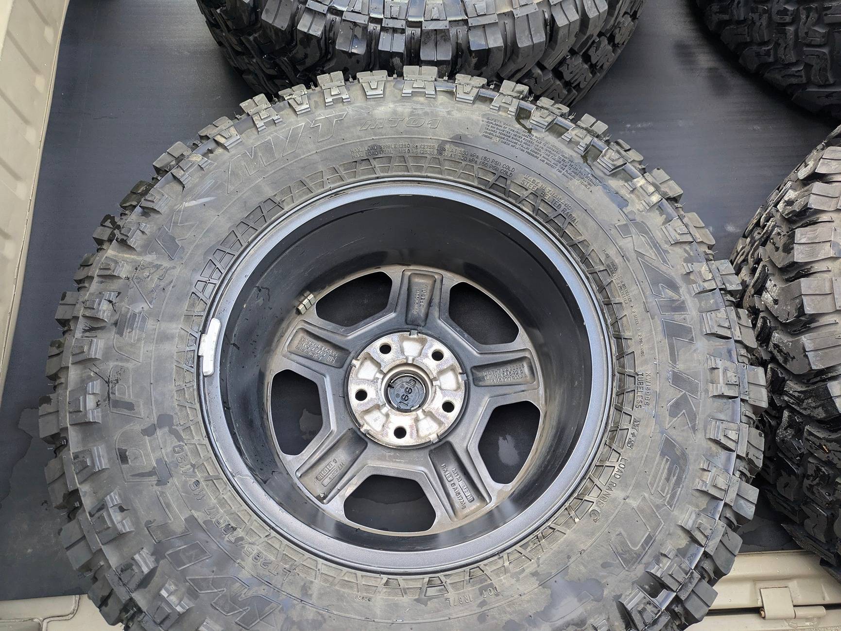 Jeep Gladiator 2020 Gladiator Rubicon Wheels and Tires PXL_20241024_220006476.MP