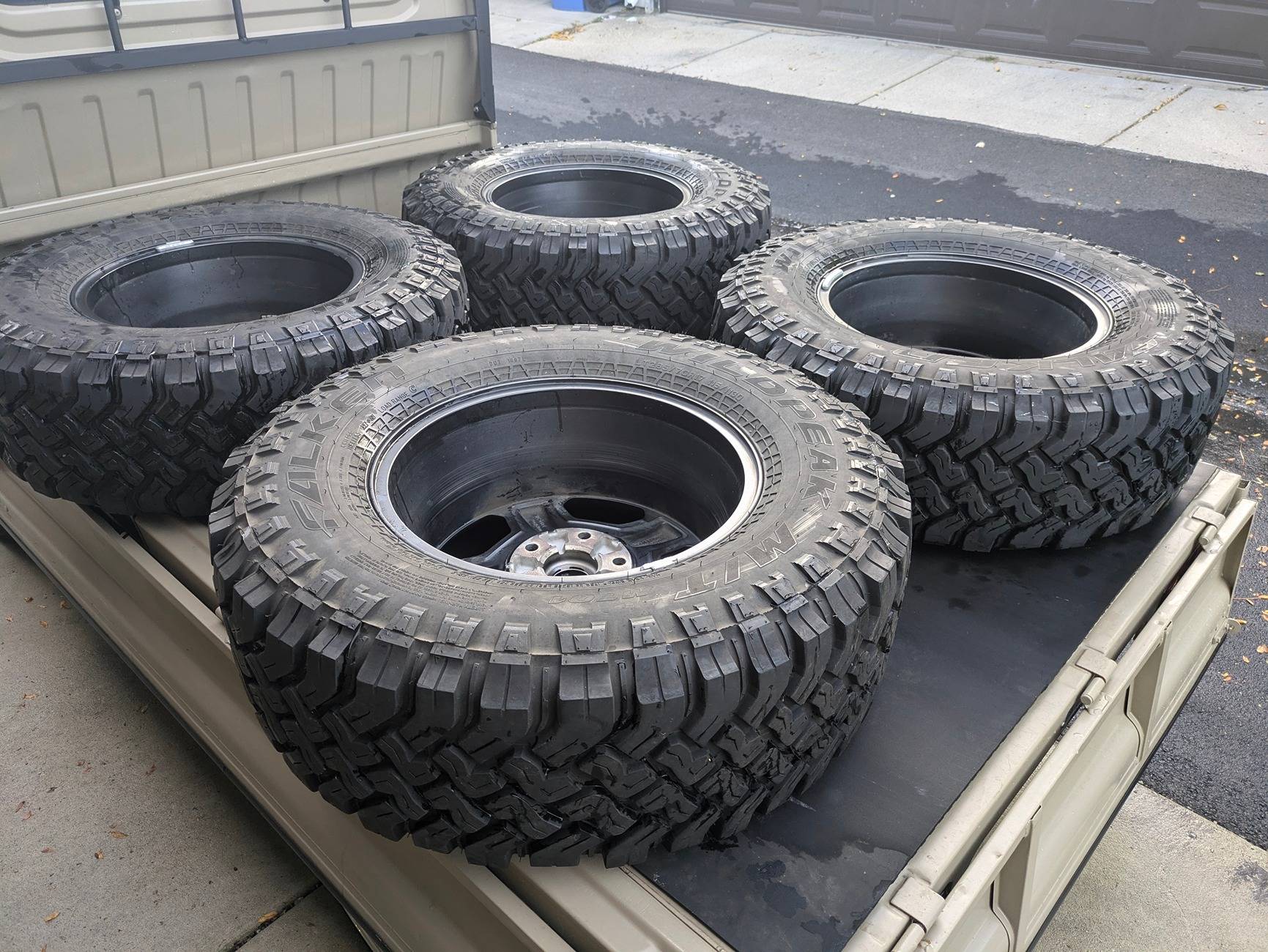 Jeep Gladiator 2020 Gladiator Rubicon Wheels and Tires PXL_20241024_220000503
