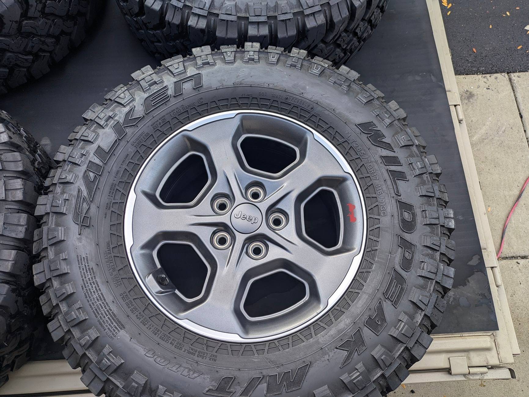Jeep Gladiator 2020 Gladiator Rubicon Wheels and Tires PXL_20241024_215752080.MP