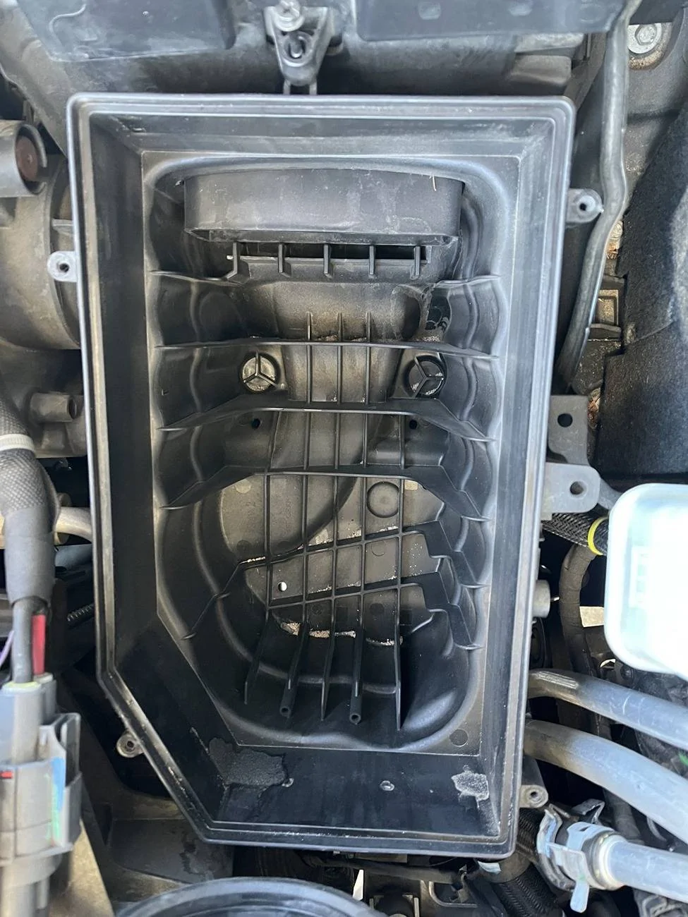 Jeep Gladiator Fluid & Filter Preferences Explained - Jeep Gladiator 3.6L V6 01 - Engine Air Filter Housing - Internal - Overhead Vi
