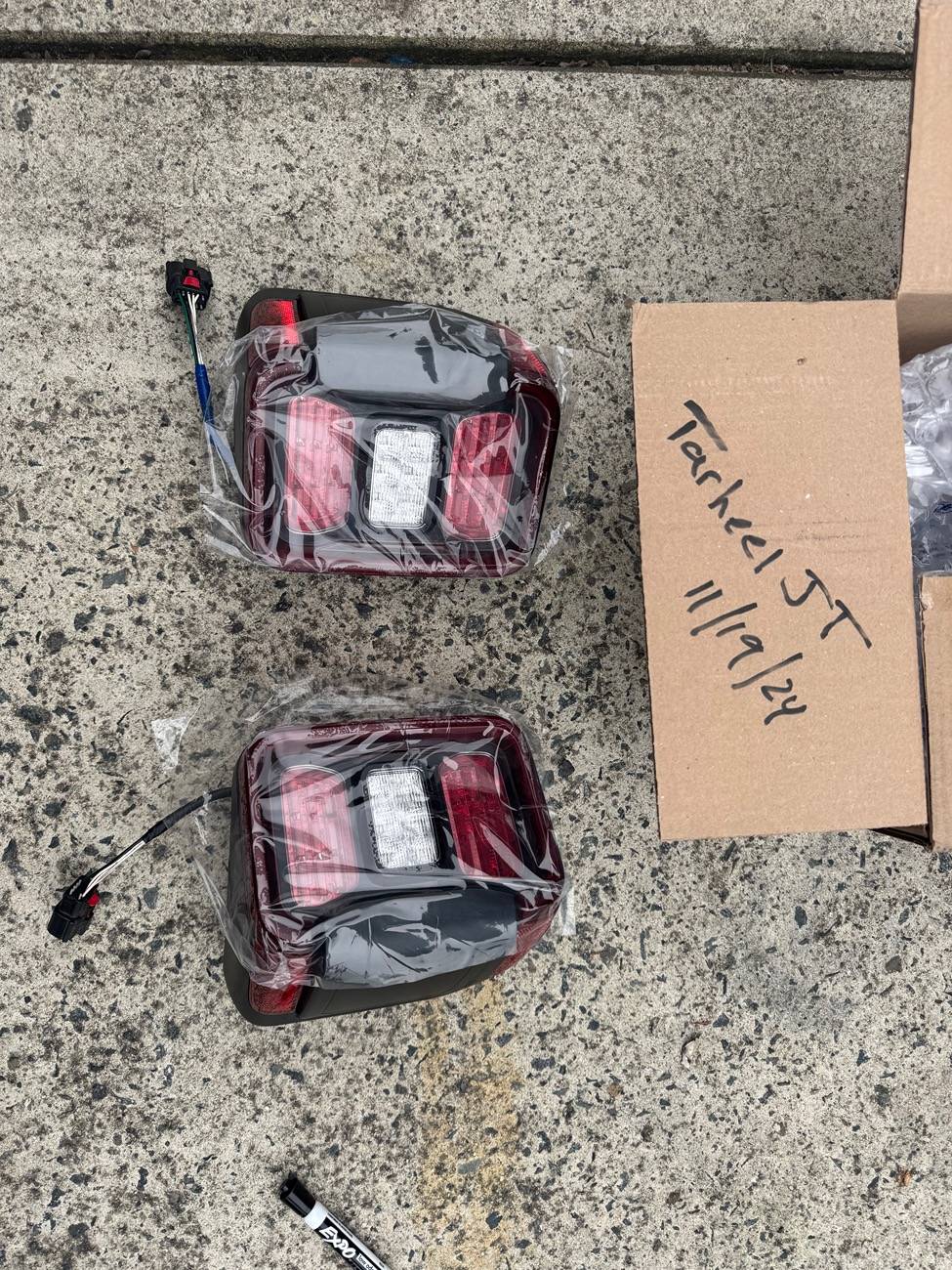 Jeep Gladiator Gladiator OEM LED Tail Lights IMG_7370
